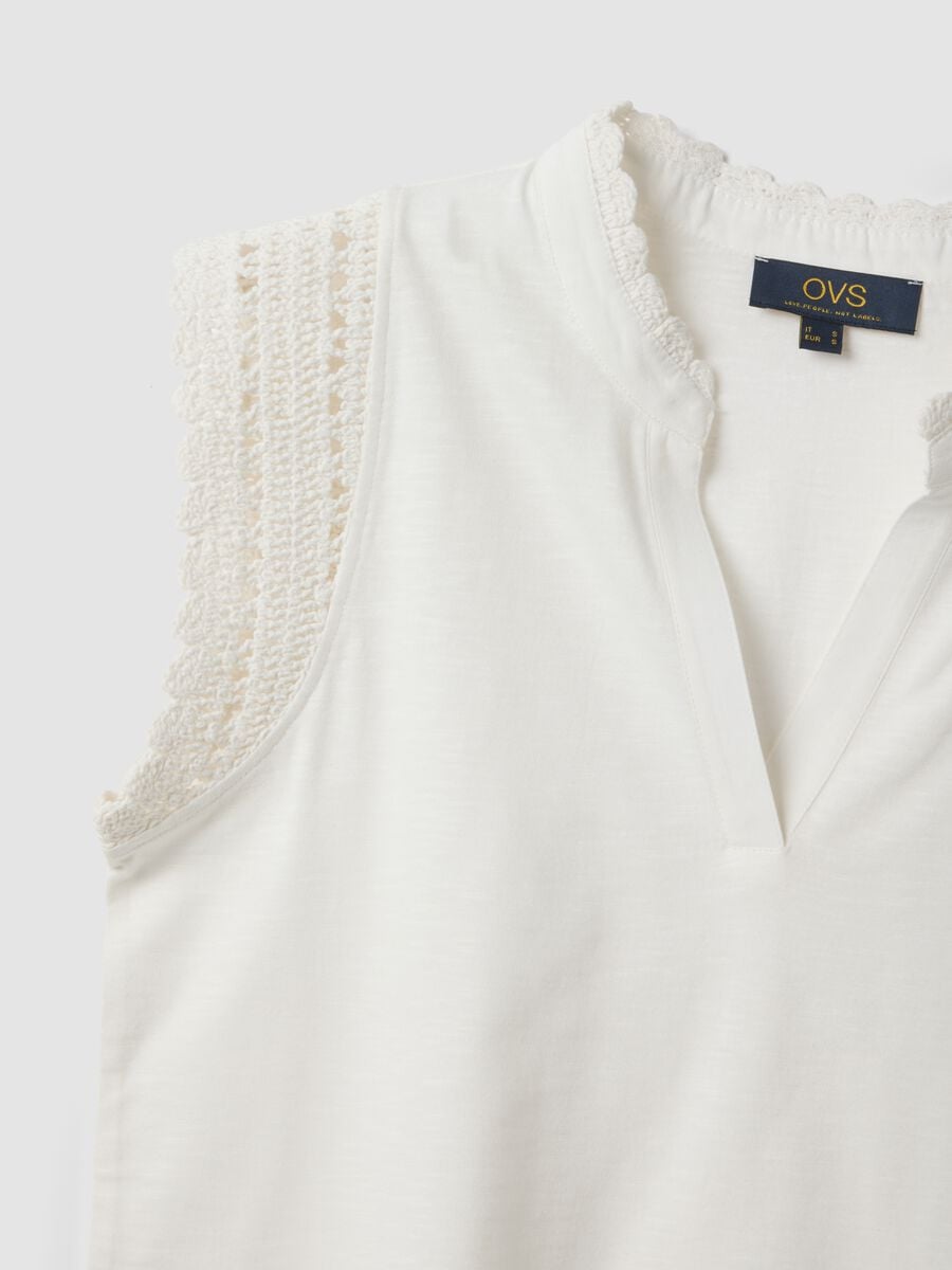 Top blanco de algod&oacute;n puro regular fit con detalles de crochet_5