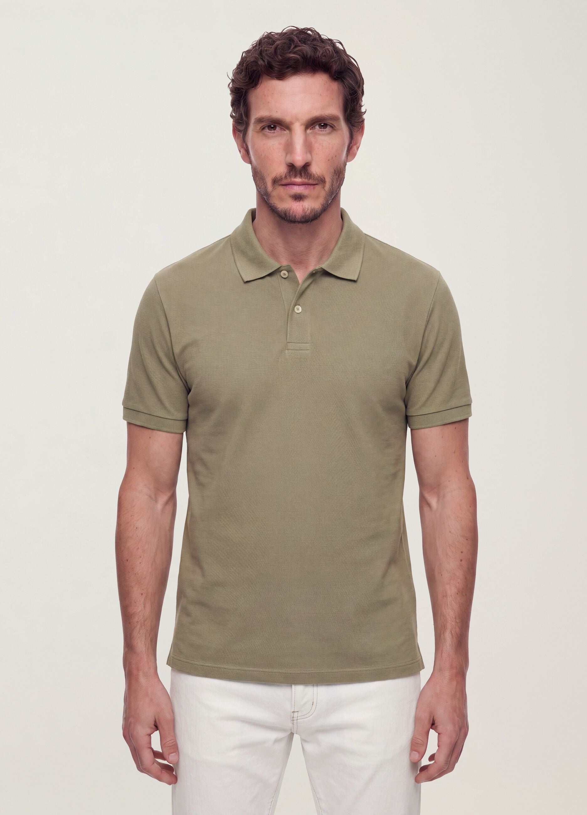 Polo verde em piqu&eacute; 100% algod&atilde;o com colarinho cl&aacute;ssico, corte regular