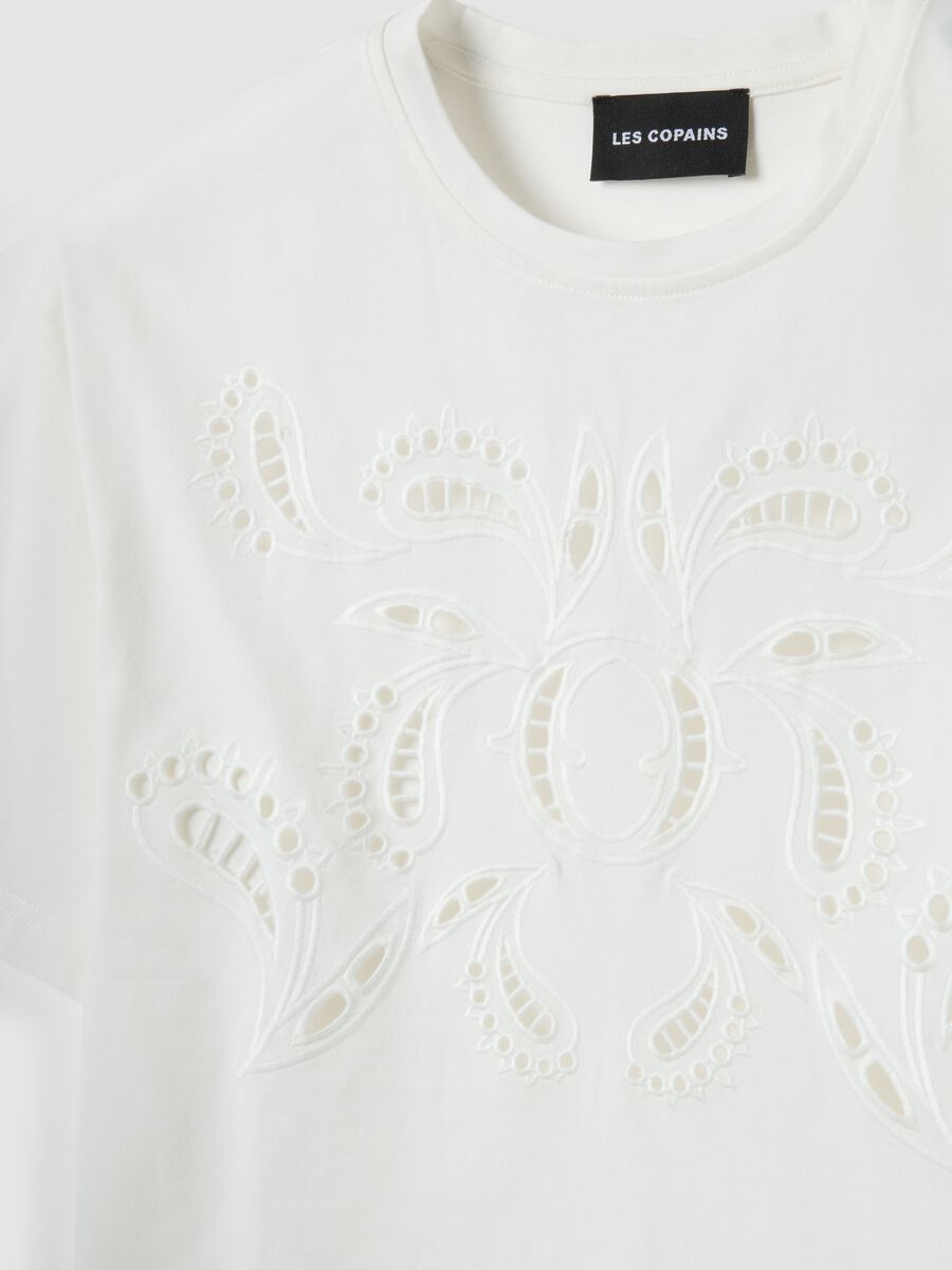 Wei&szlig;es Regular-Fit T-Shirt aus reiner Baumwolle mit Lochstickerei_2