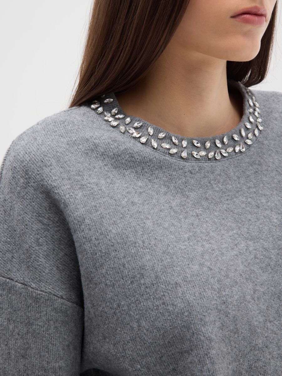 Grey cotton-blend jumper with decorated neckline in regular fit_3