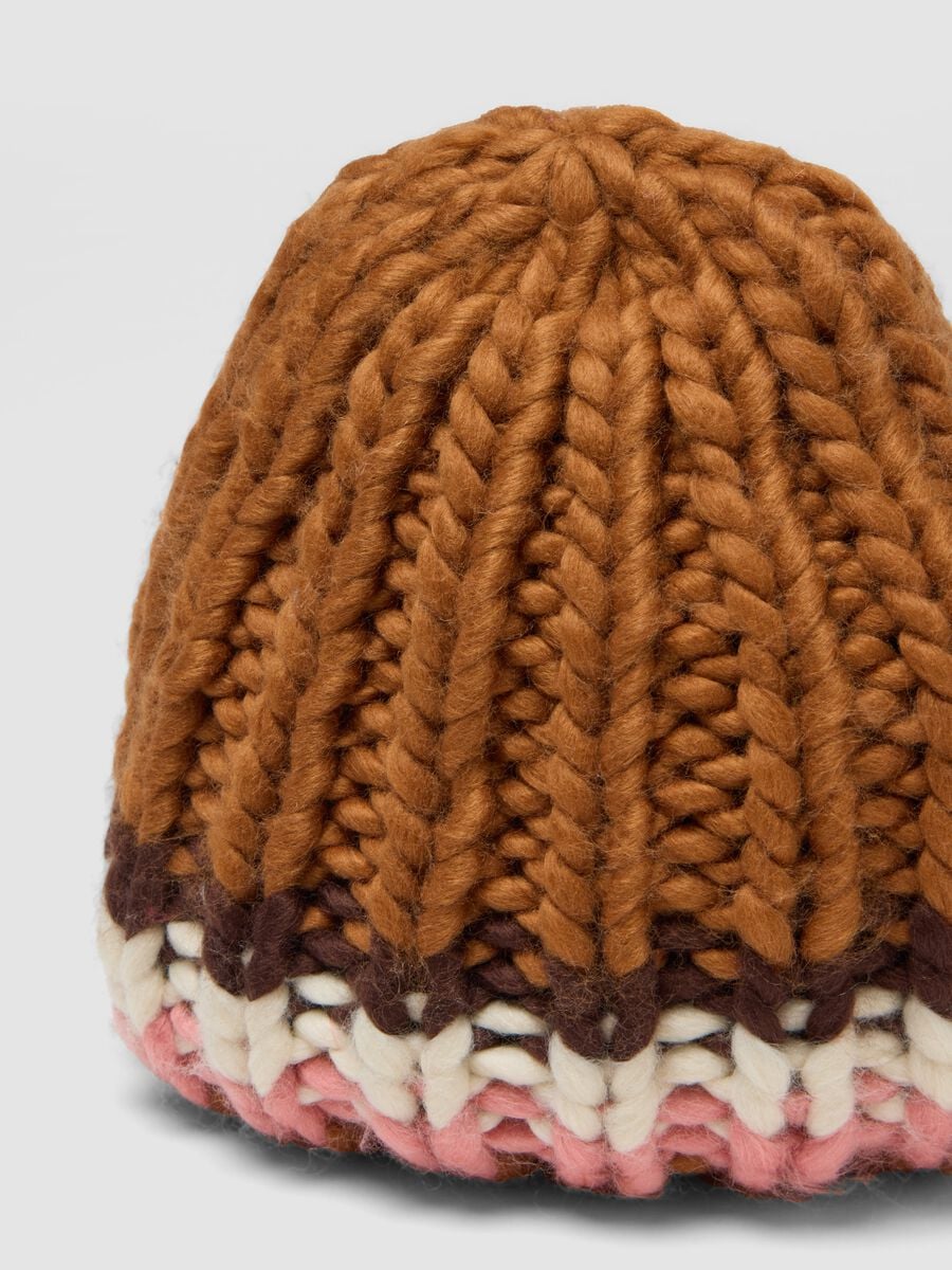 Cappello marrone in maglia con motivo a righe_2