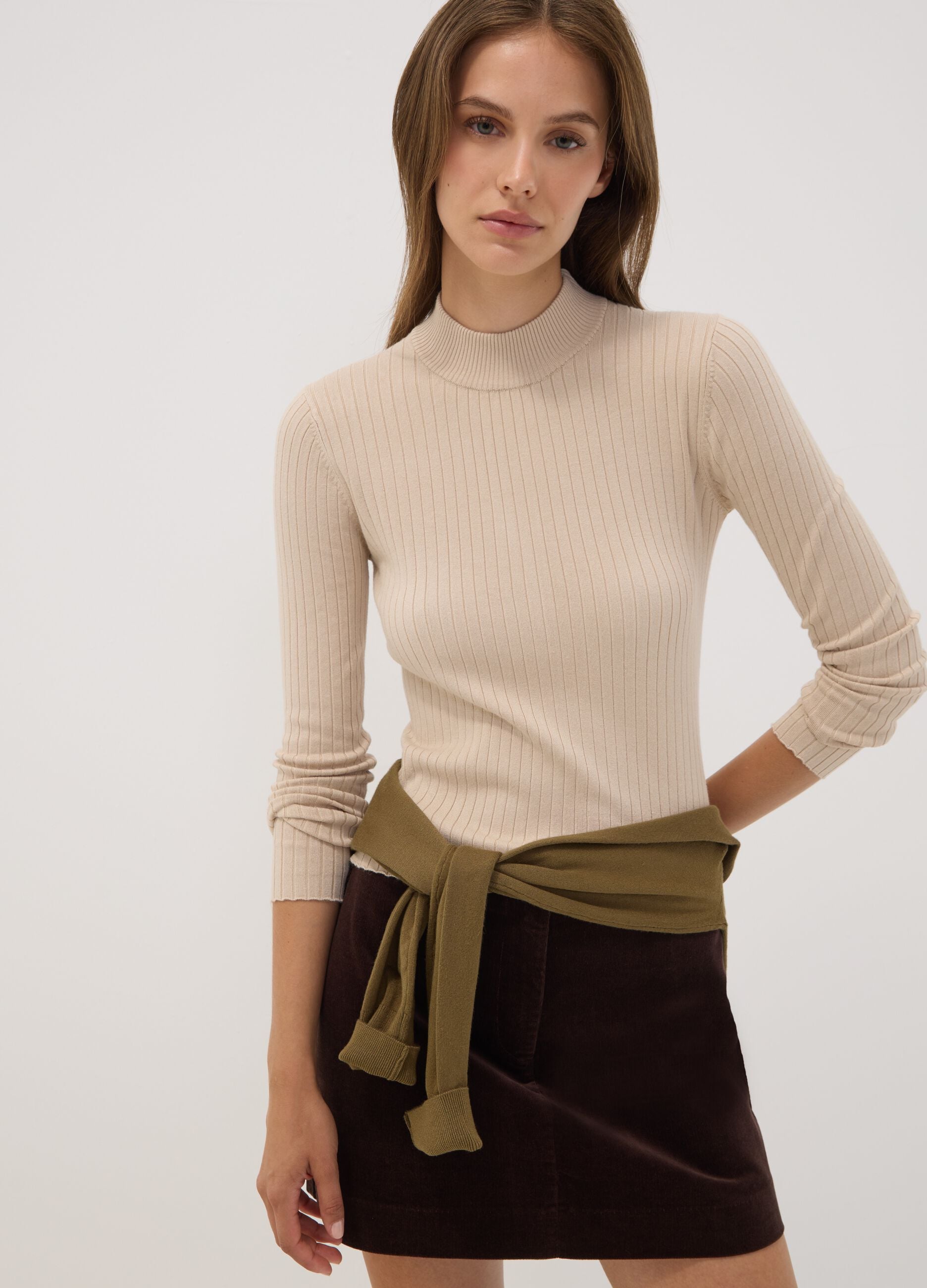 Beiger Rippstrick-Pullover aus Viskosemix mit Stehkragen