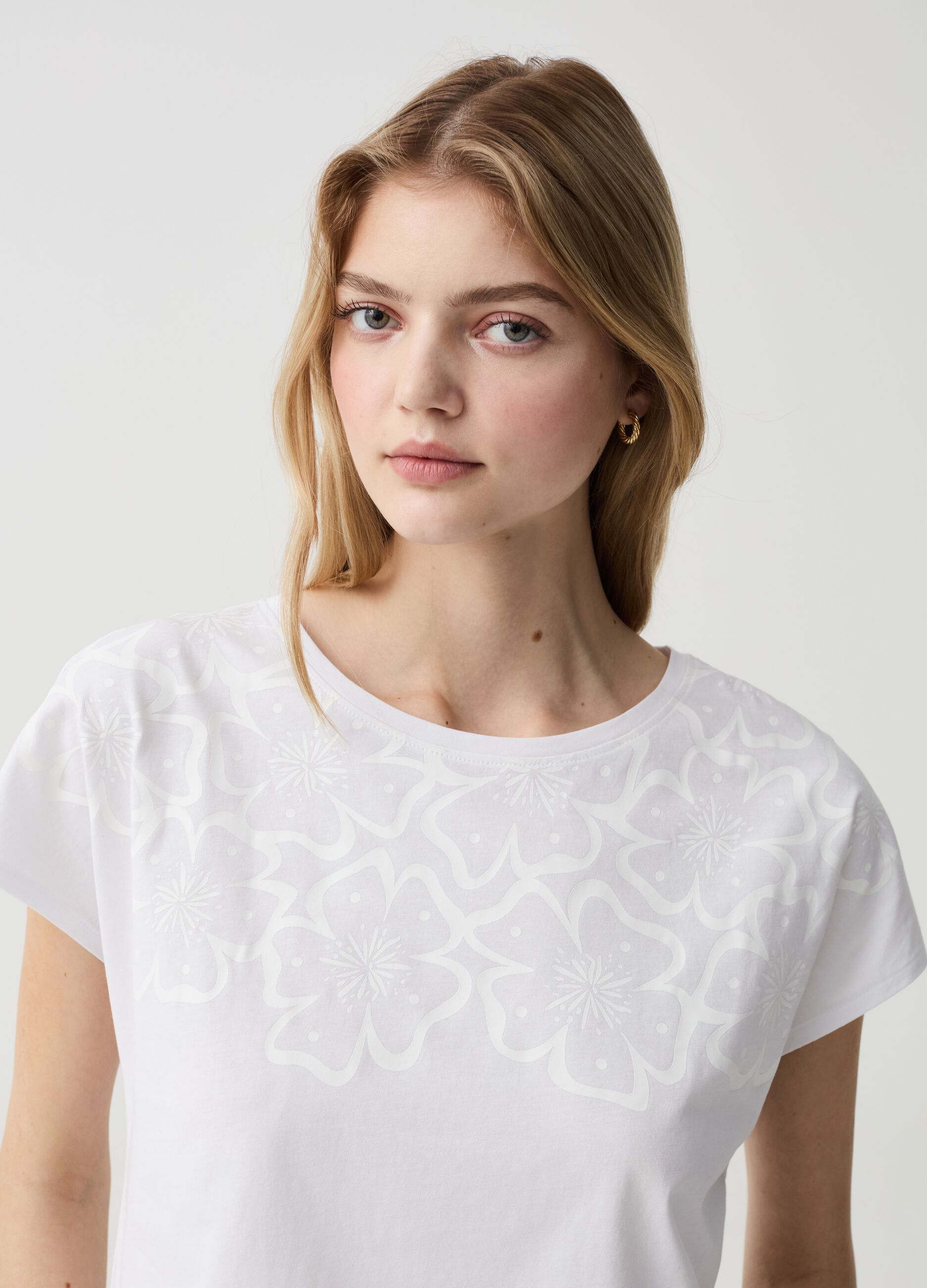 Camiseta de algodón con estampado de flores
