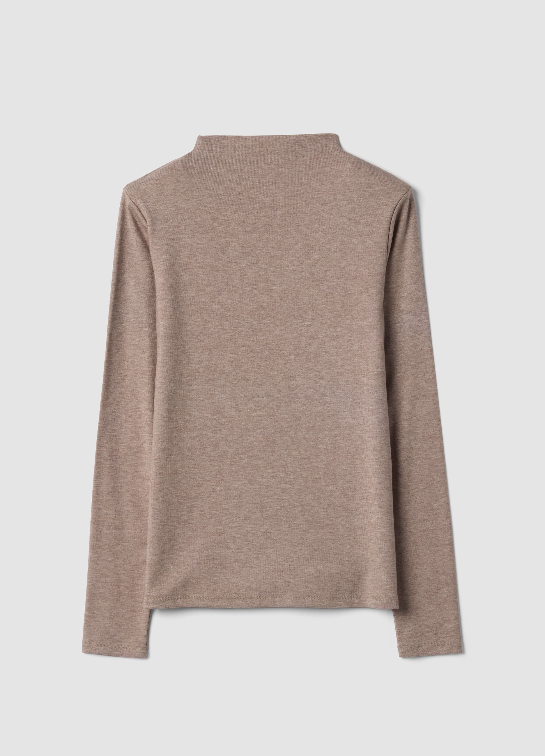T-shirt beige in viscosa elasticizzata con girocollo