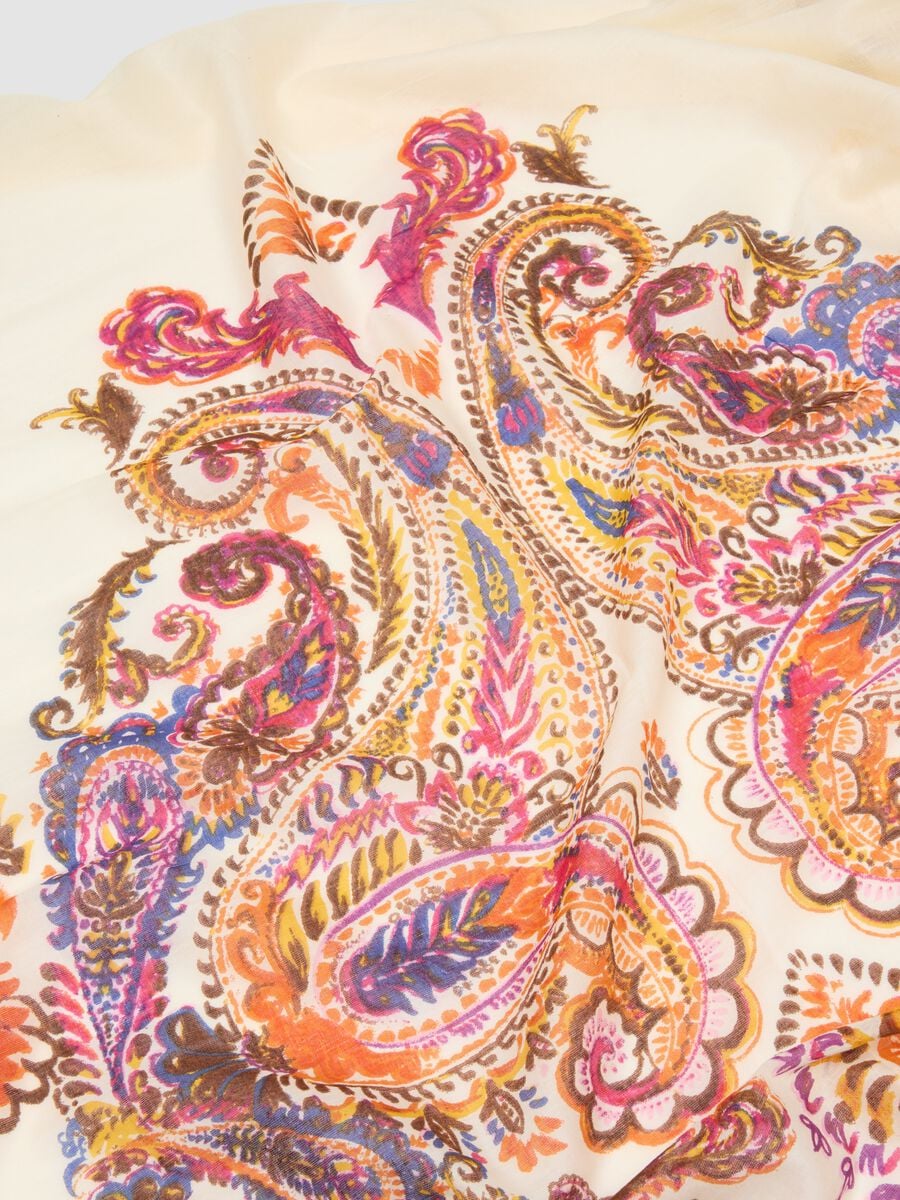 Foulard blanc en pur coton avec motif paisley et pompons_2