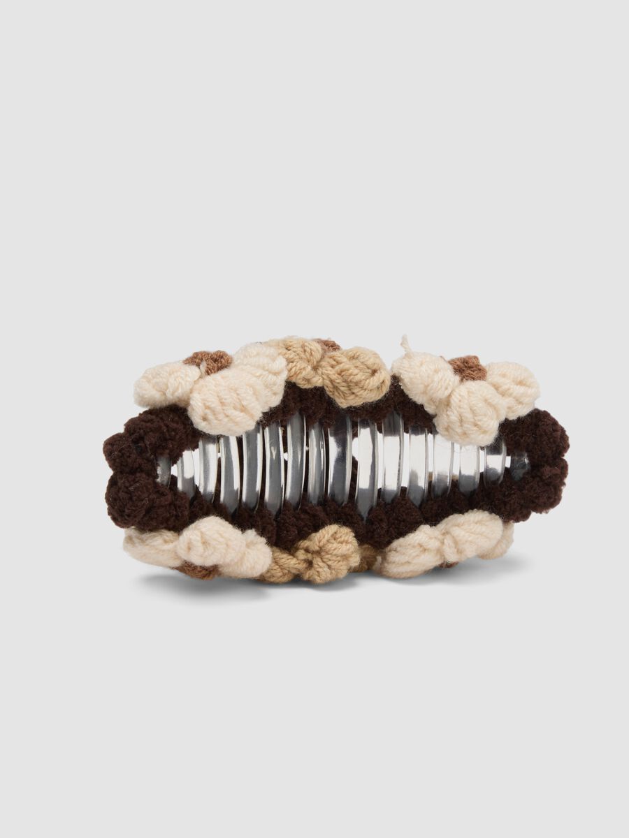 Brown hair claw clip with textured floral details_2