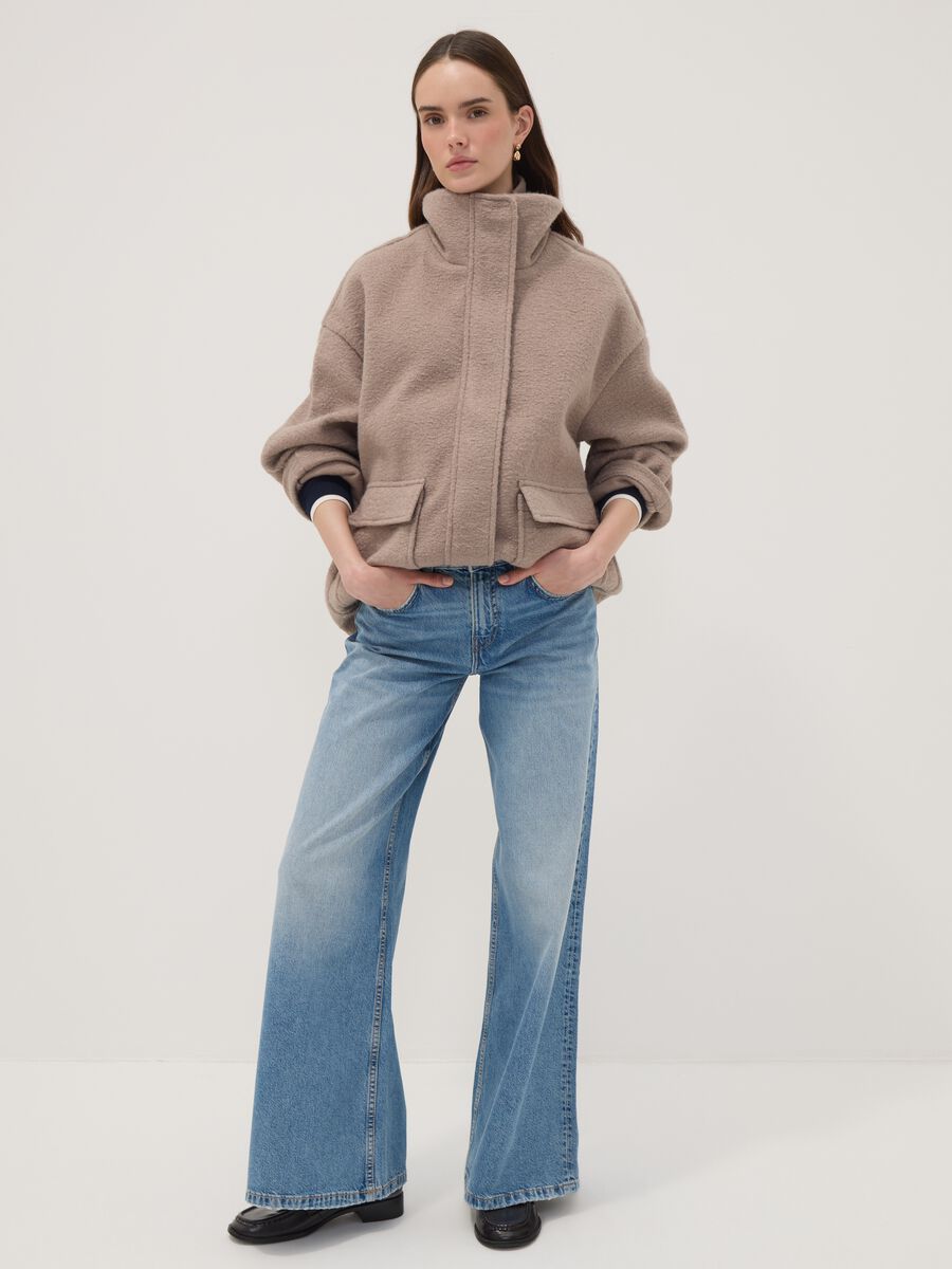 Beige Jacke in Regular Fit mit Stehkragen und aufgesetzten Taschen_2