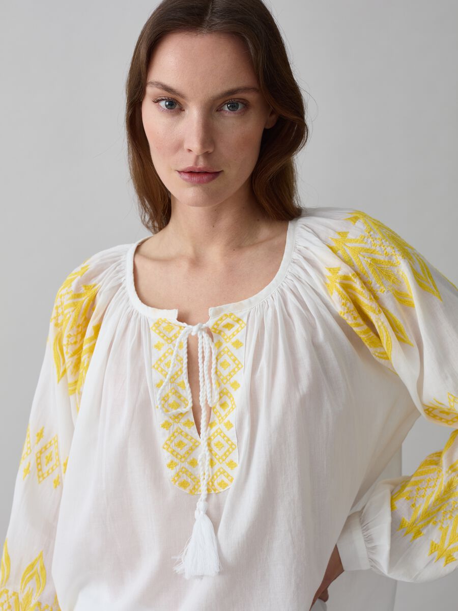 Oversized blouse with ethnic embroidery and tassels_0