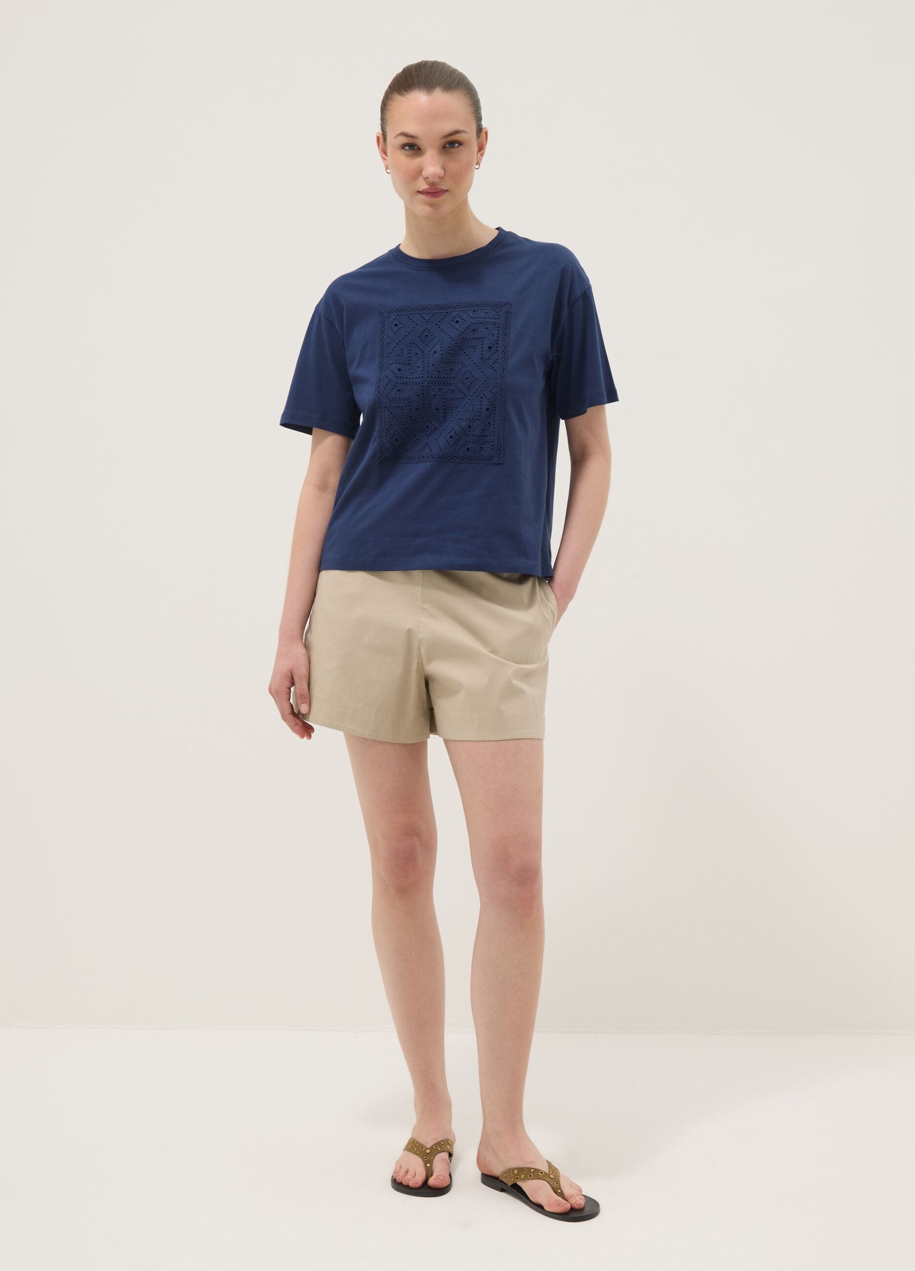 Blaues Regular-Fit T-Shirt aus reiner Baumwolle mit Lochdetail