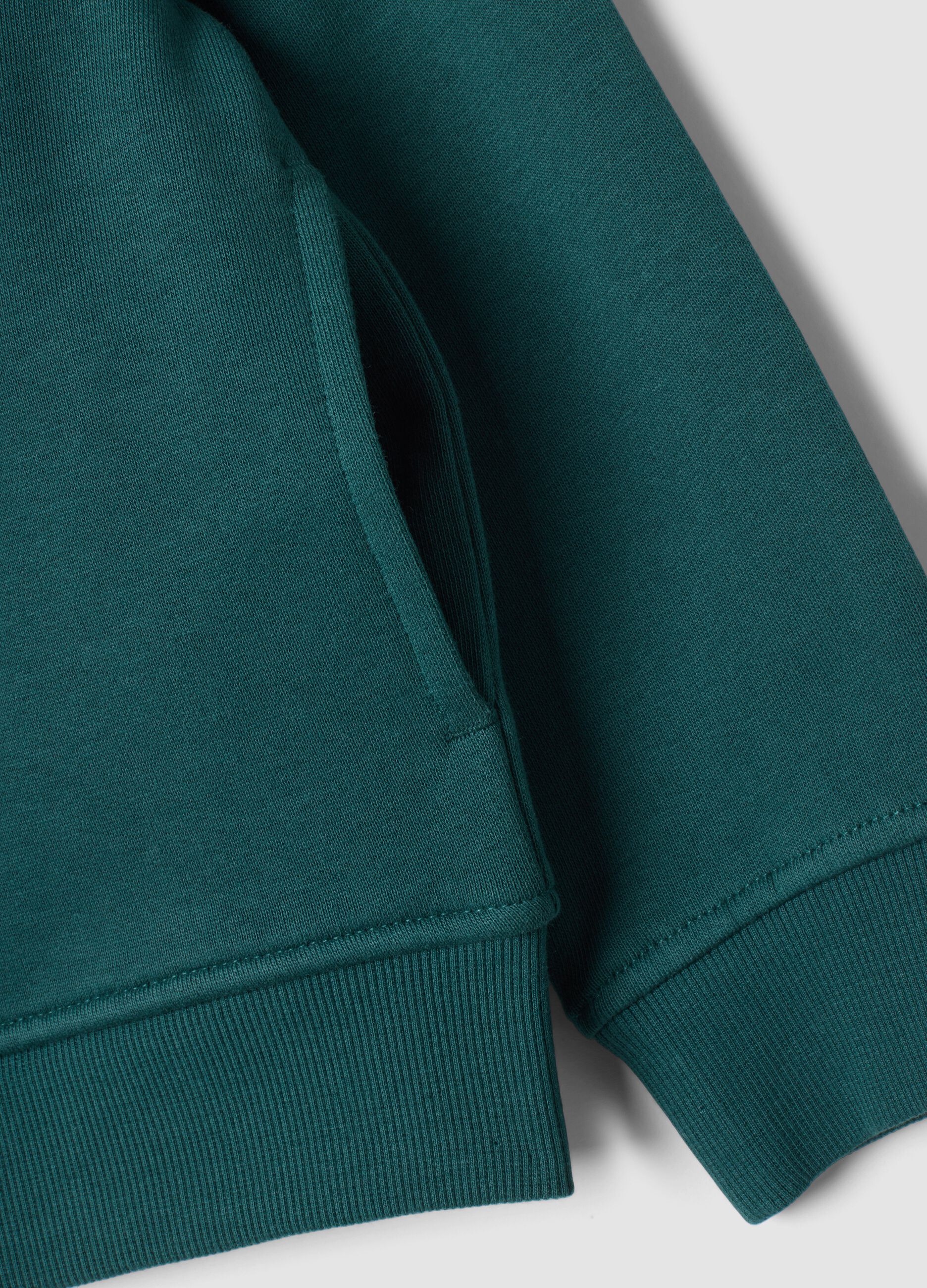 Felpa verde con colletto in puro cotone organico