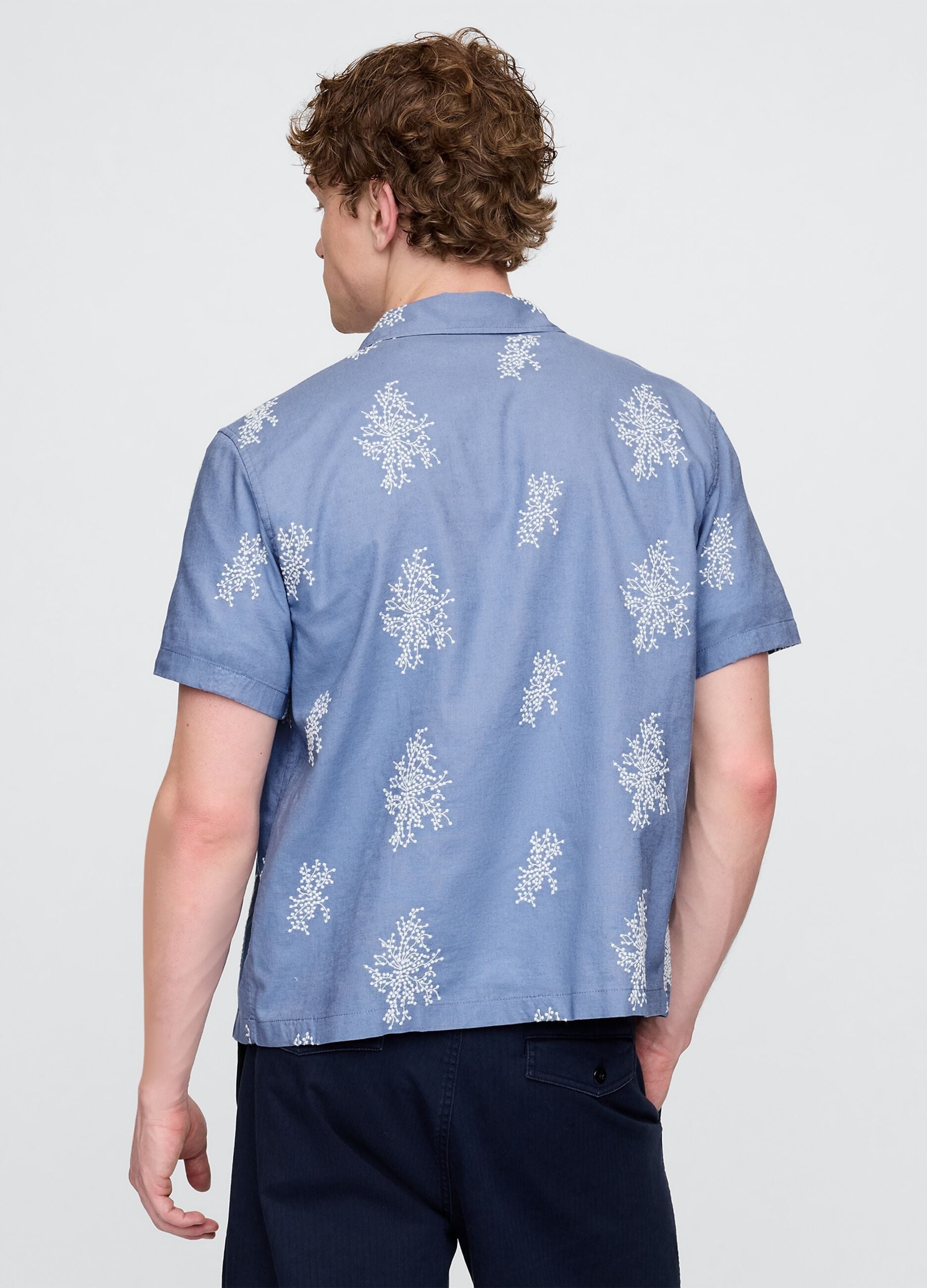 Hellblaues kurz&auml;rmeliges Hemd mit Blumenmuster