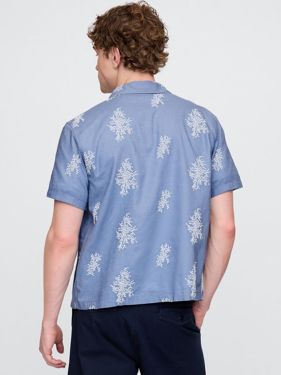 Hellblaues kurz&auml;rmeliges Hemd mit Blumenmuster_2