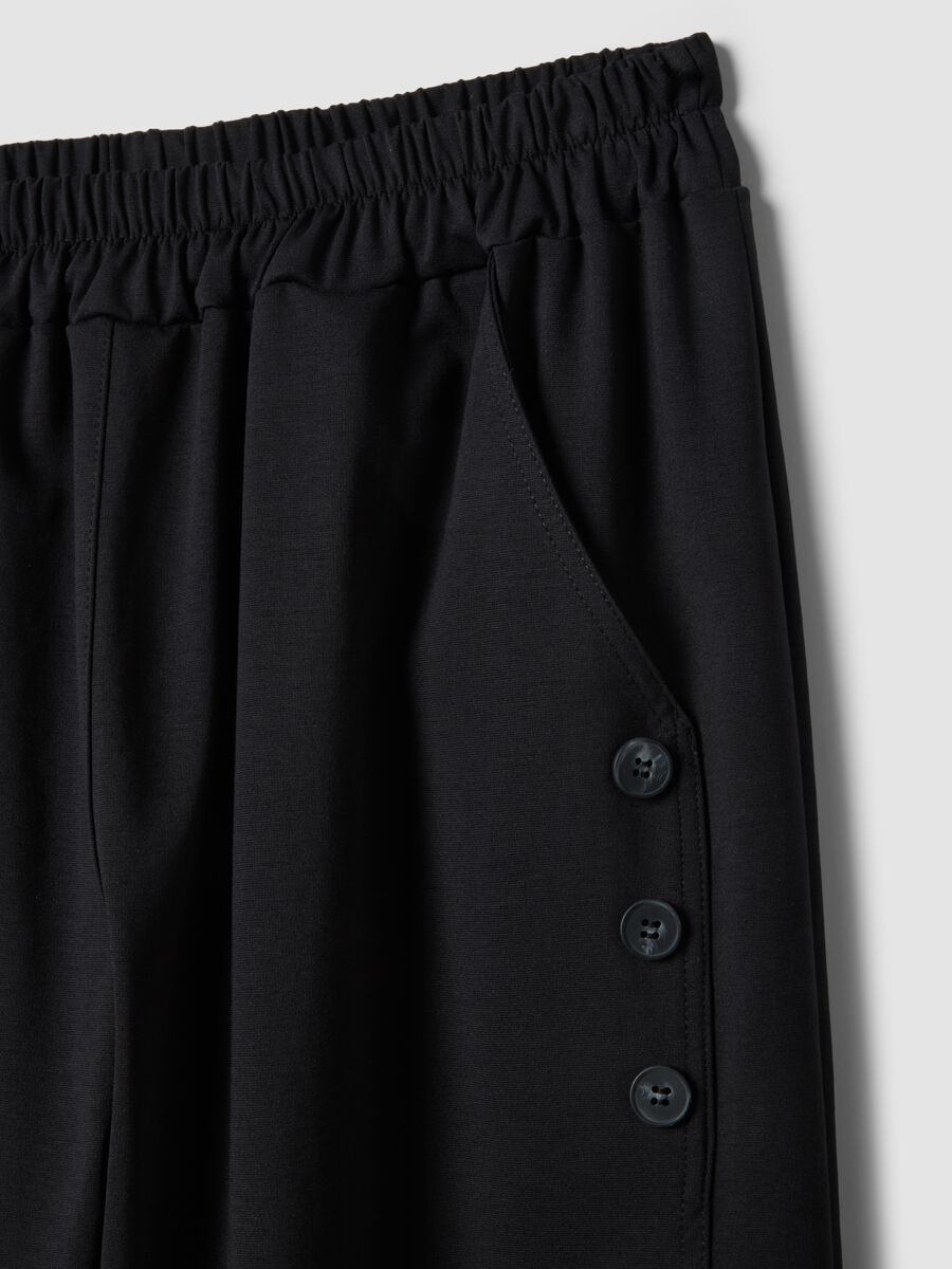 Schwarze Regular-Fit-Hose aus elastischem Baumwollmix mit Kn&ouml;pfen_5