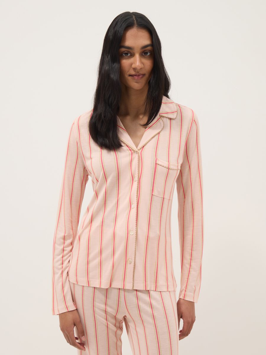 Rosa Pyjama aus reiner Viskose, gestreift, Regular Fit mit V-Ausschnitt_1