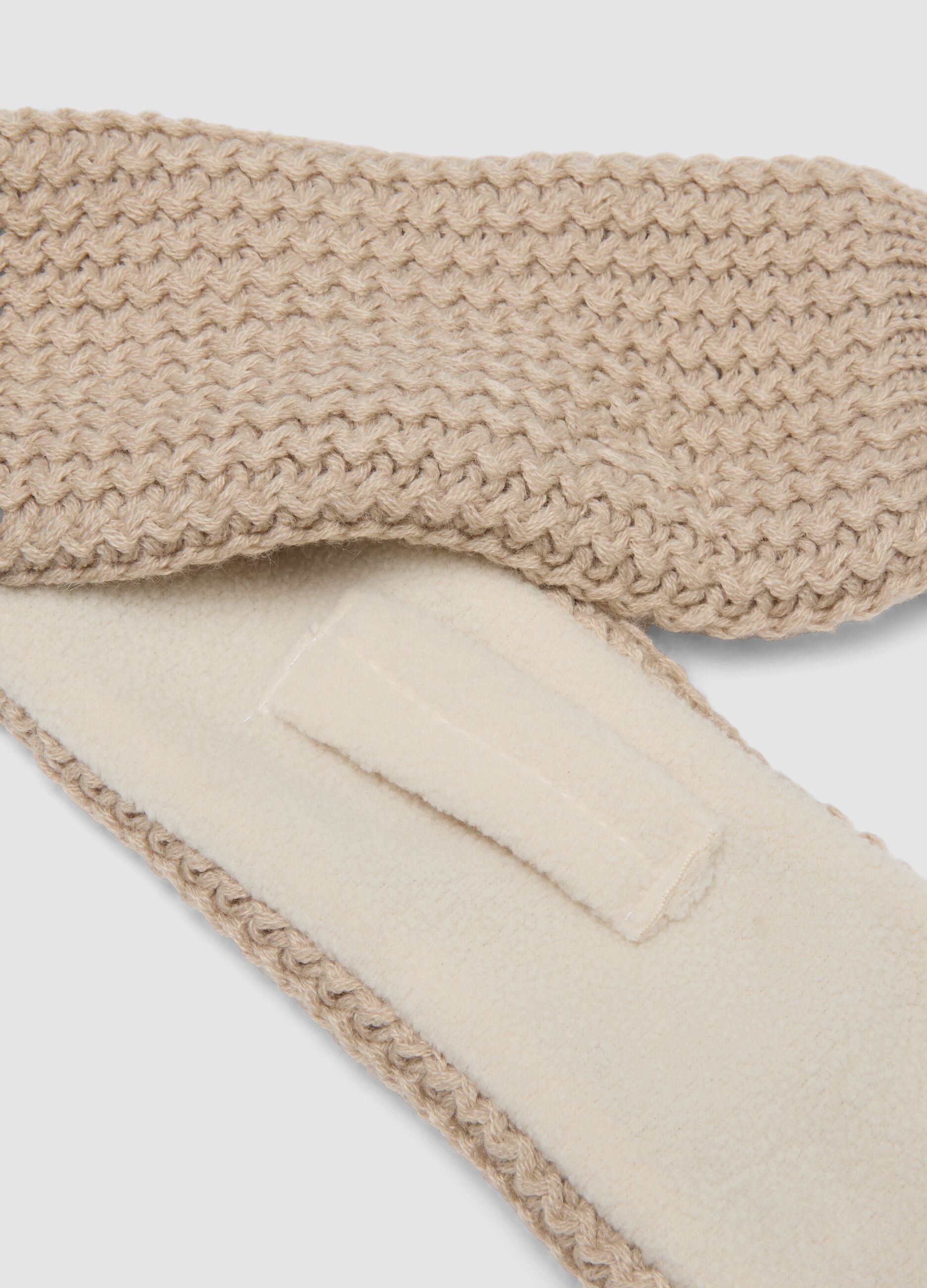 Sciarpa beige lavorata a maglia con orsetto