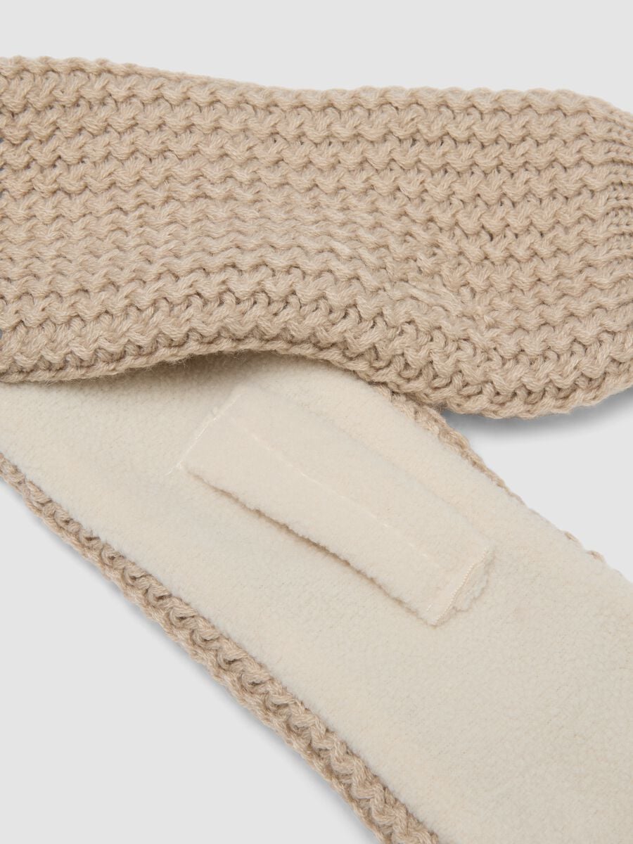 Sciarpa beige lavorata a maglia con orsetto_2