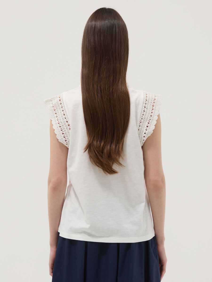 Top blanco de algod&oacute;n puro regular fit con detalles de crochet_3