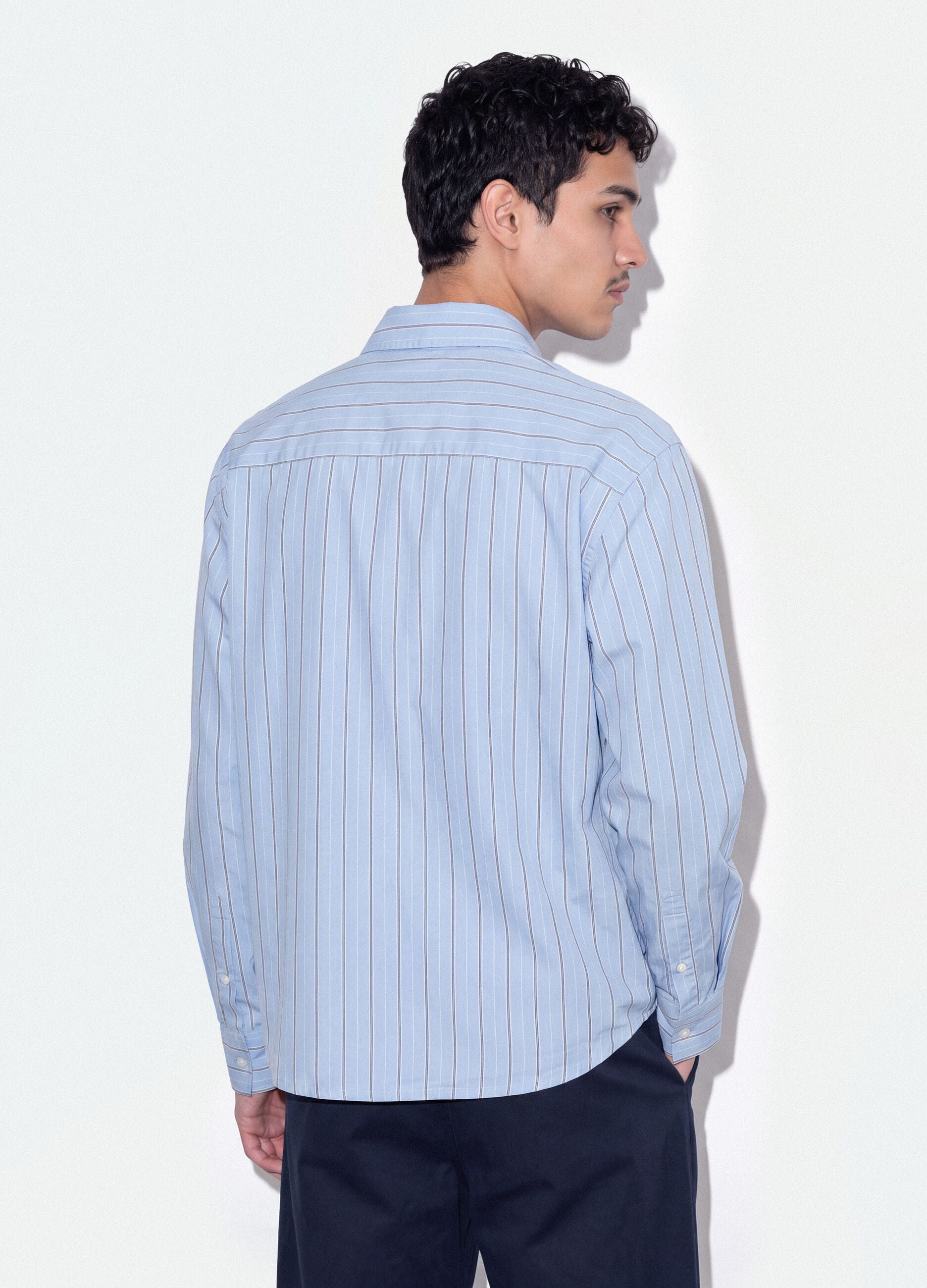 Camisa azul cropped em algod&atilde;o puro &agrave;s riscas, corte oversize
