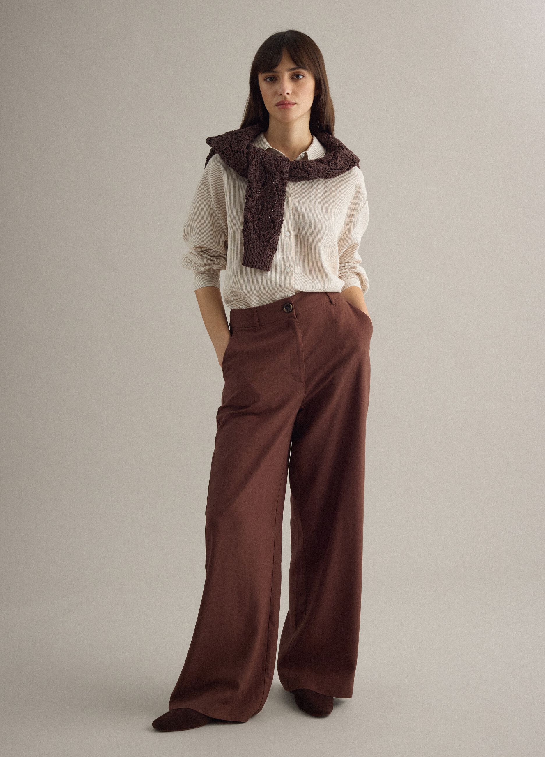 Cal&ccedil;as chino retas castanhas em mistura de viscose e linho regular fit