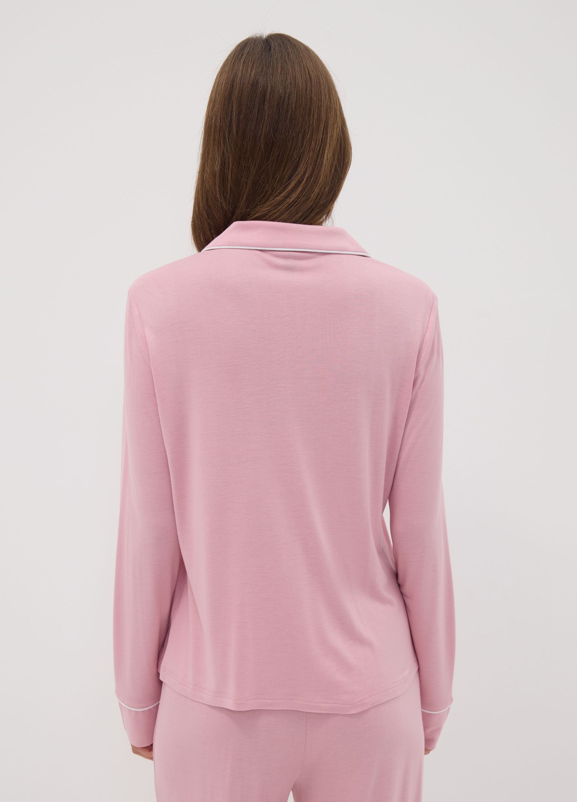 Pijama rosa em viscose pura com decote em V e debruns em contraste