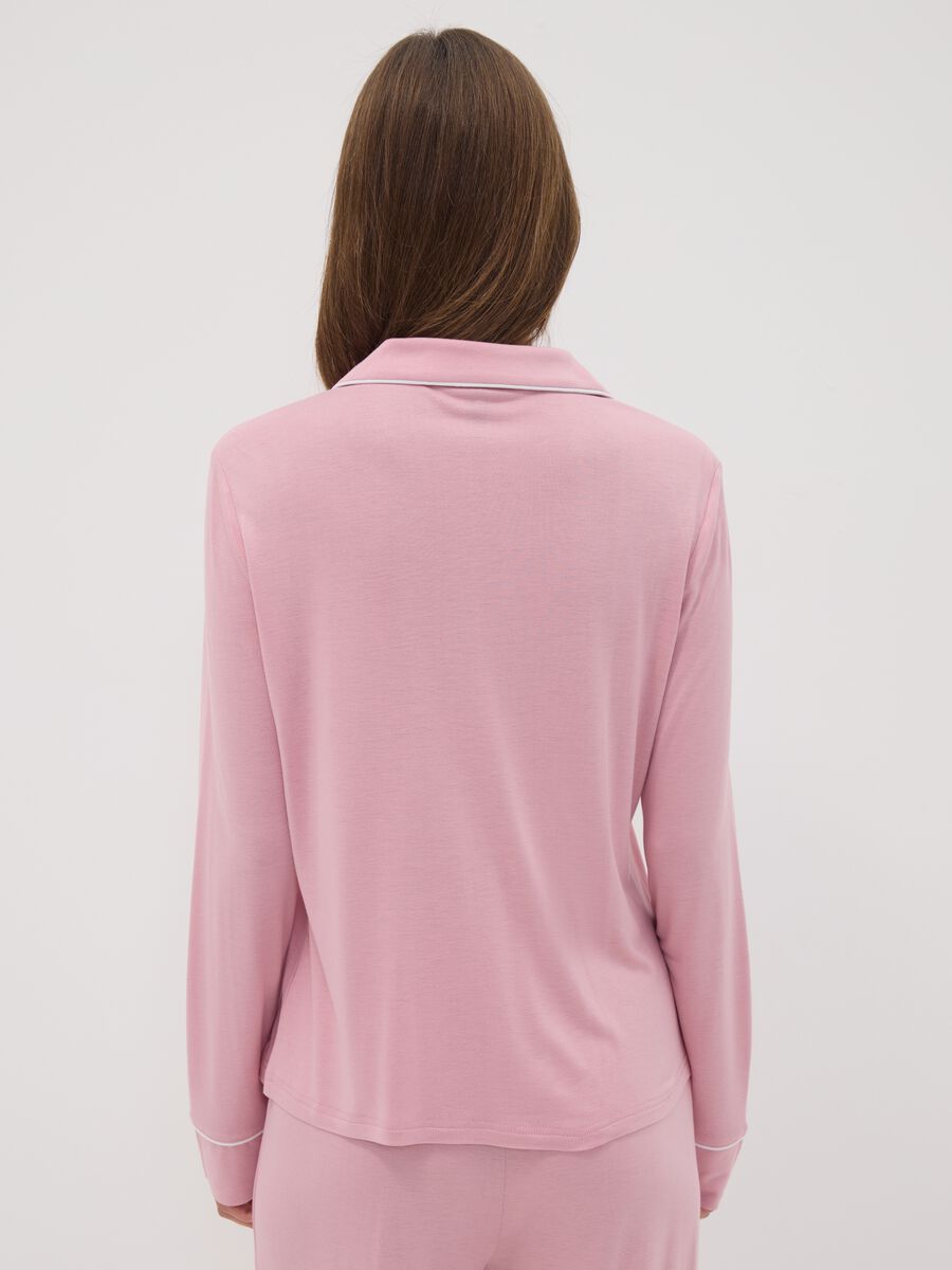 Pijama rosa em viscose pura com decote em V e debruns em contraste_3
