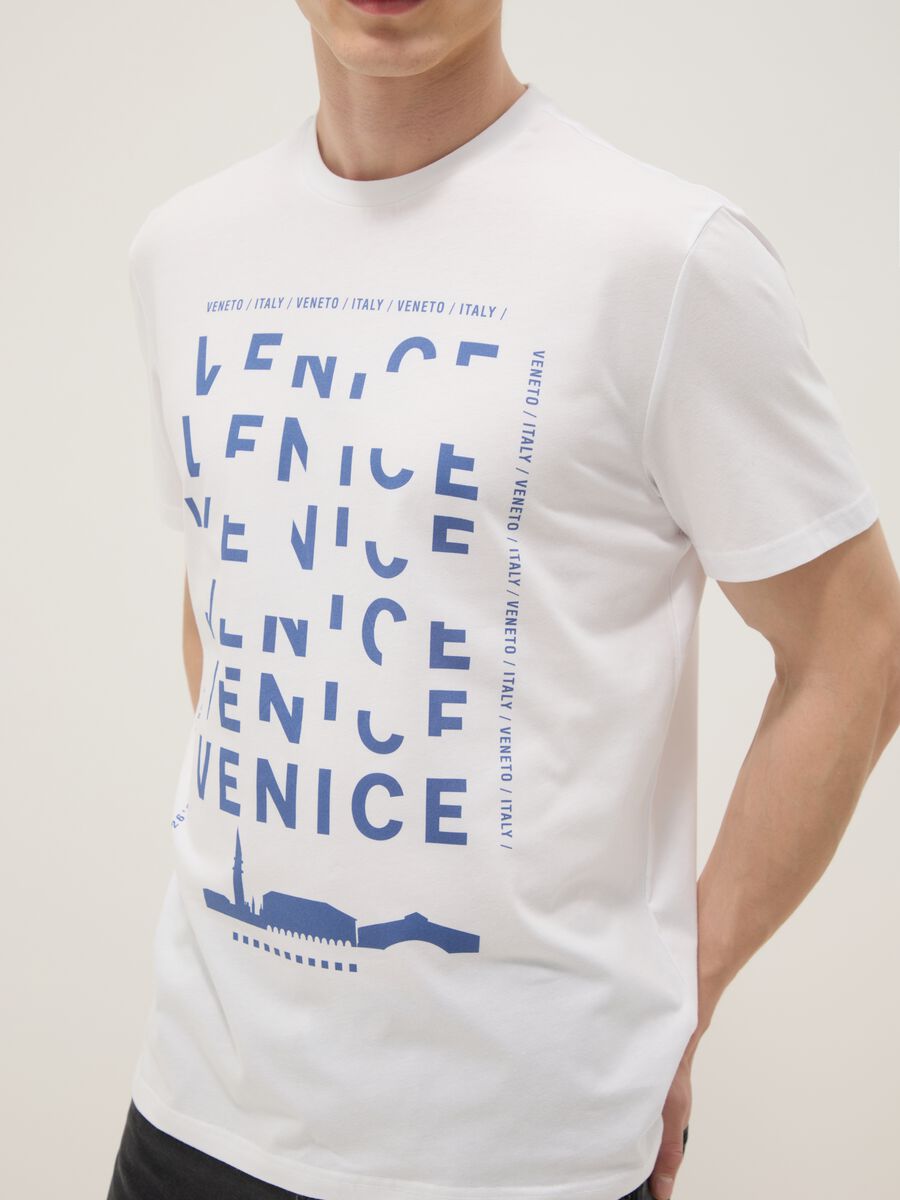 Weisses T-Shirt aus reiner Baumwolle mit Frontprint, Regular Fit_2