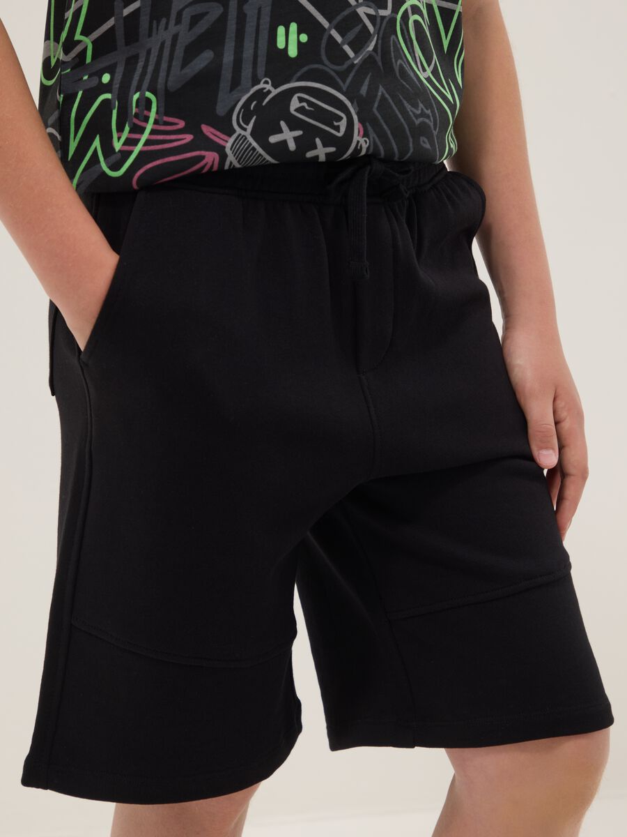Schwarze Jungen-Shorts aus 100 % Baumwolle im Comfort Fit_2