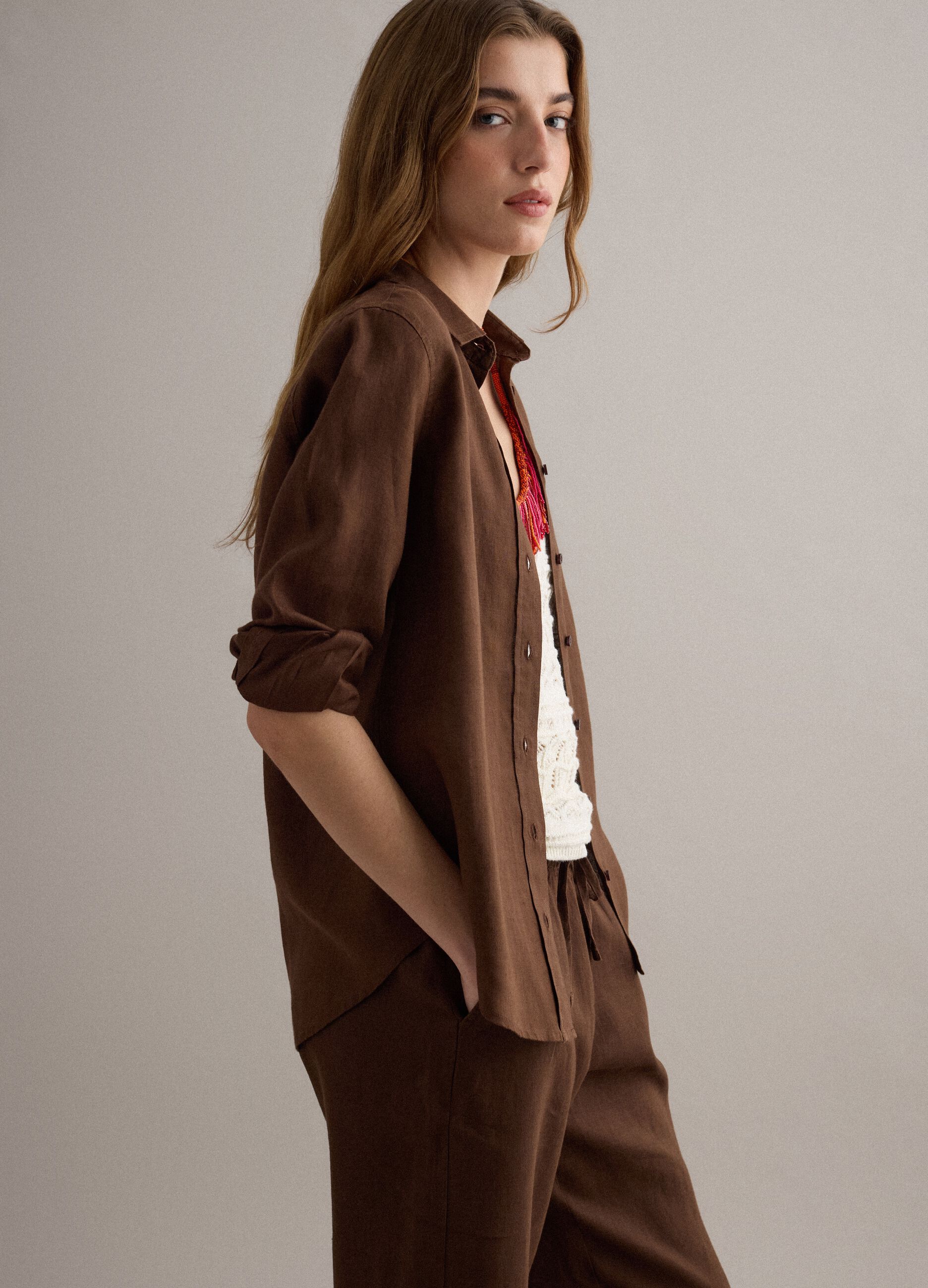 Braunes Hemd aus reinem Leinen im Regular Fit