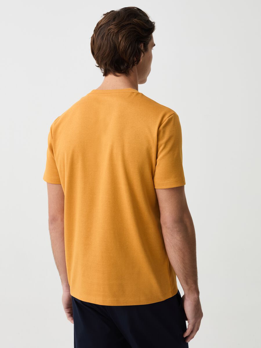 Camiseta cuello redondo regular fit_2