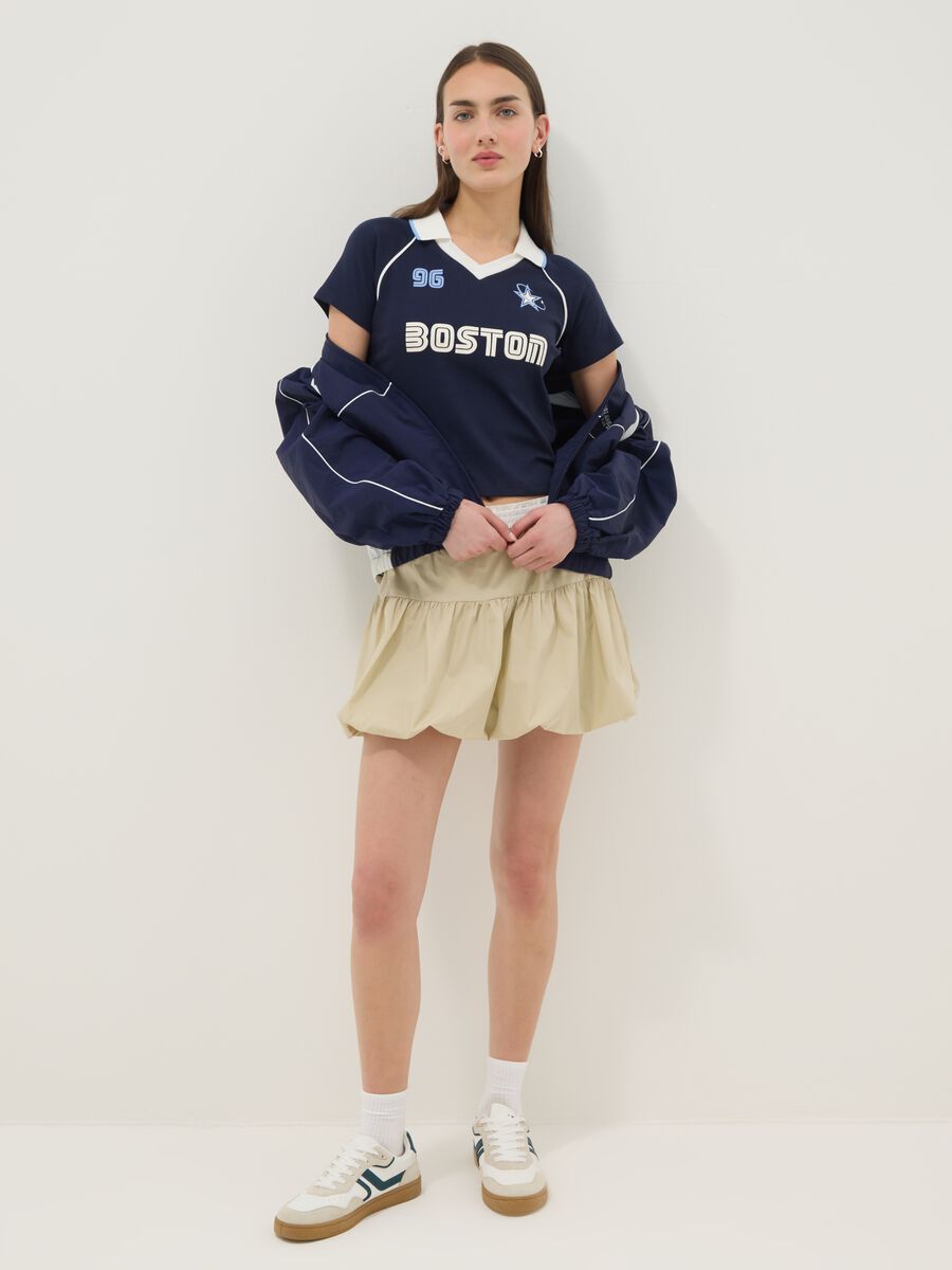 Camiseta azul de algod&oacute;n puro, ajuste regular, con cuello polo y estampado_2