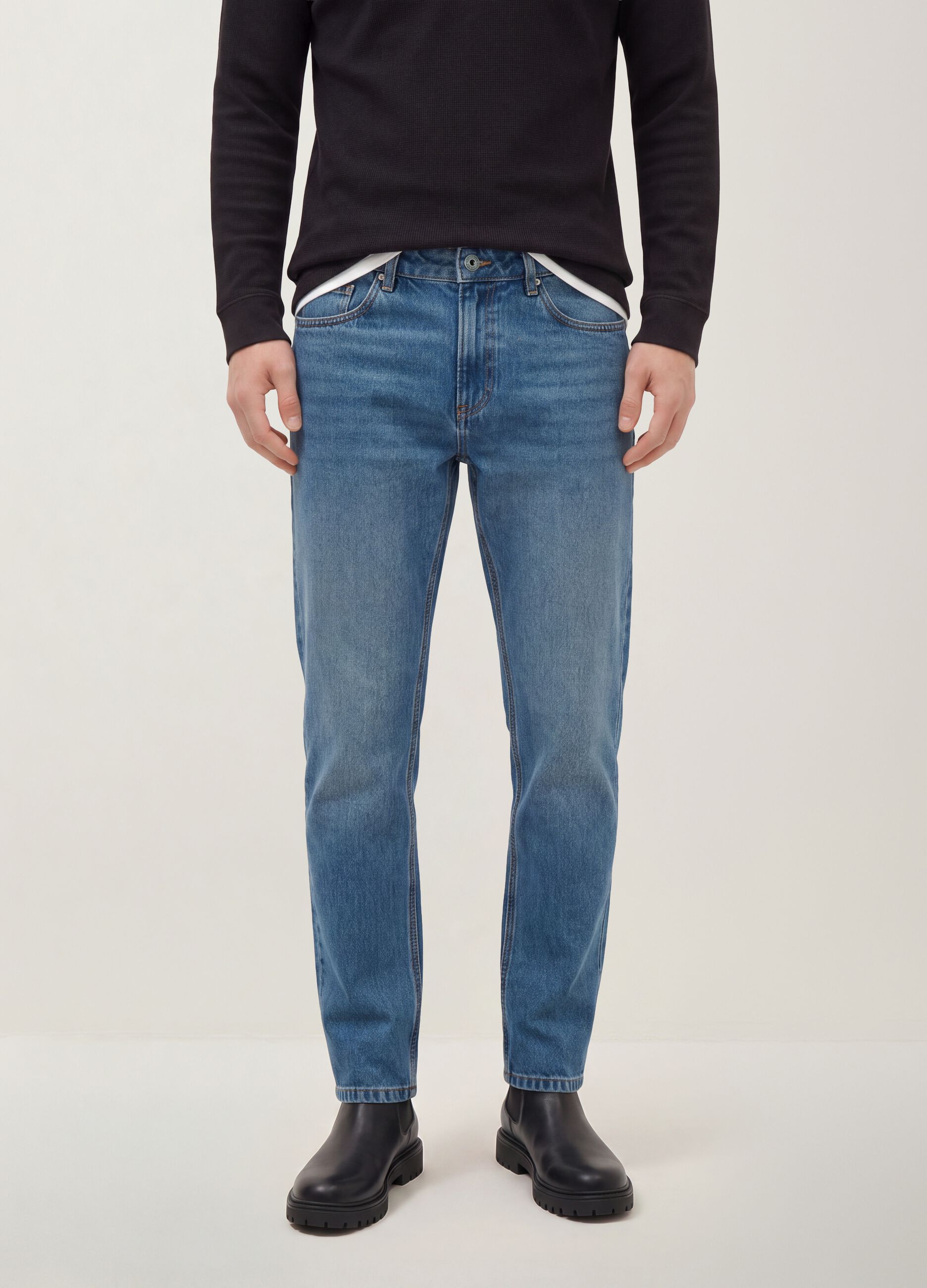 Jeans azuis em ganga de algod&atilde;o puro, corte regular
