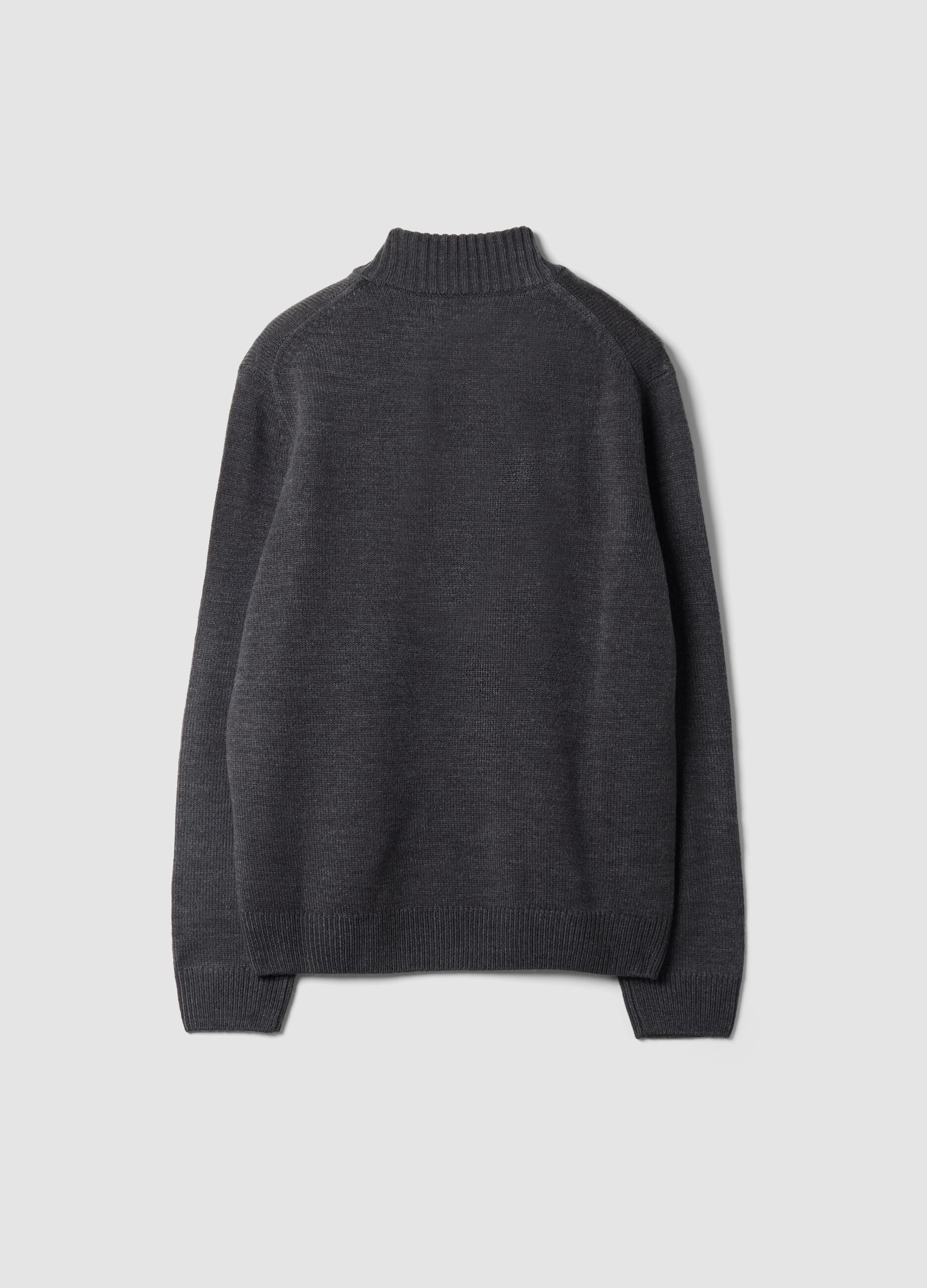 Grey long-sleeve half-zip jumper