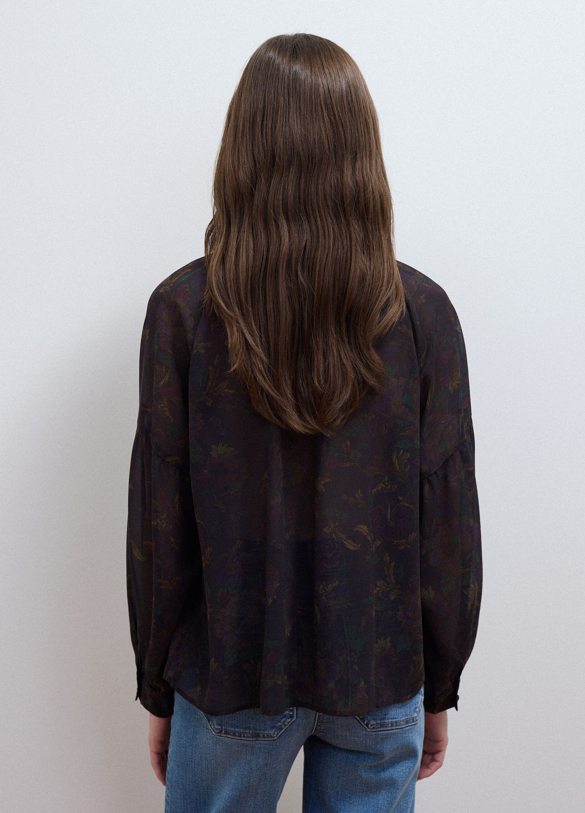 Camicia nera con fantasia floreale e fiocco al collo
