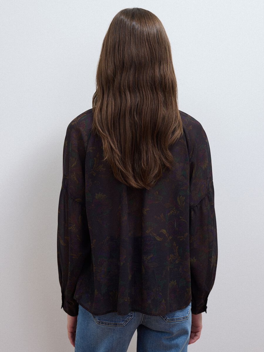Camicia nera con fantasia floreale e fiocco al collo_3
