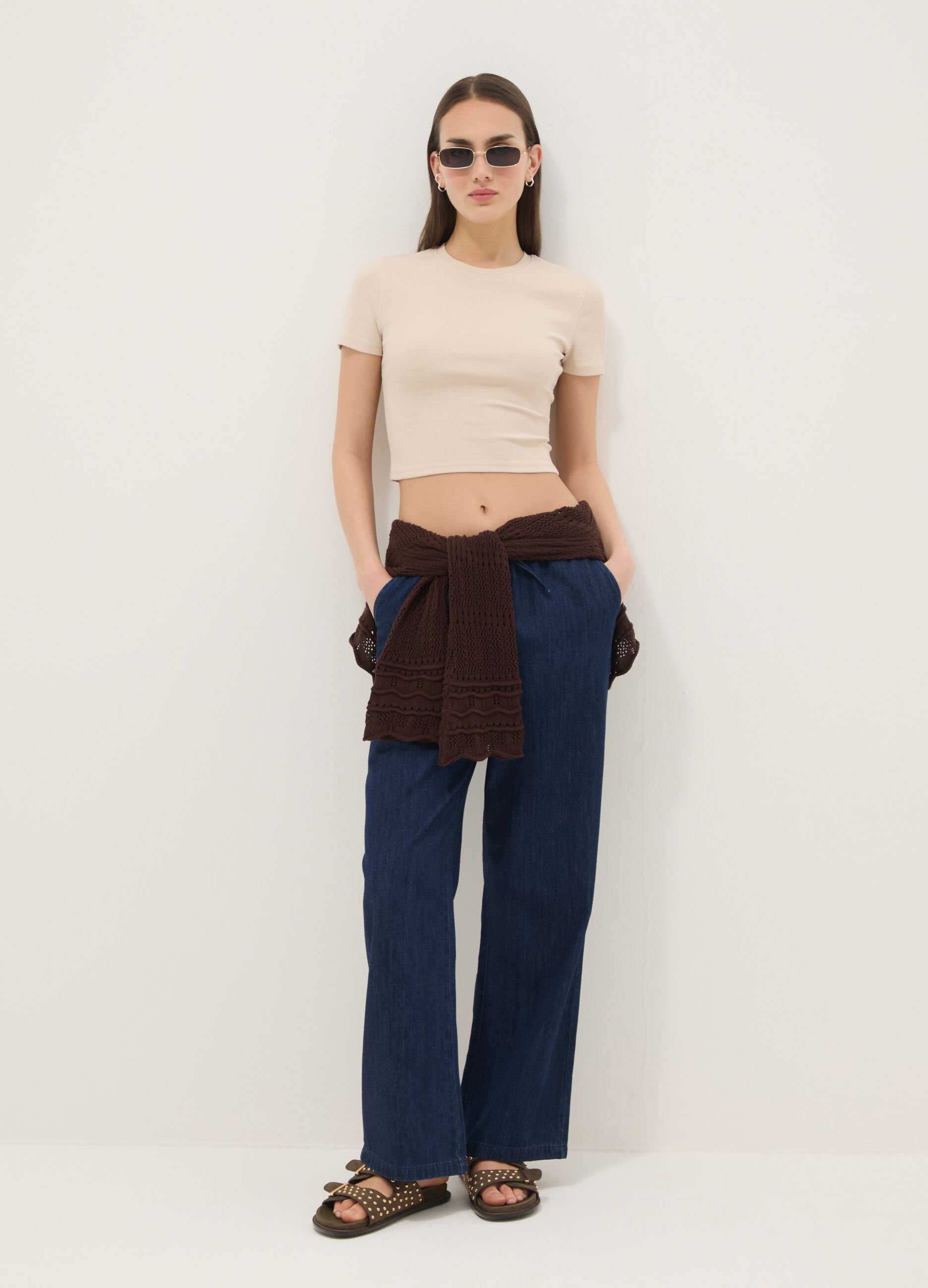 Beiges, geripptes Slim-Fit T-Shirt aus Stretch-Baumwolle