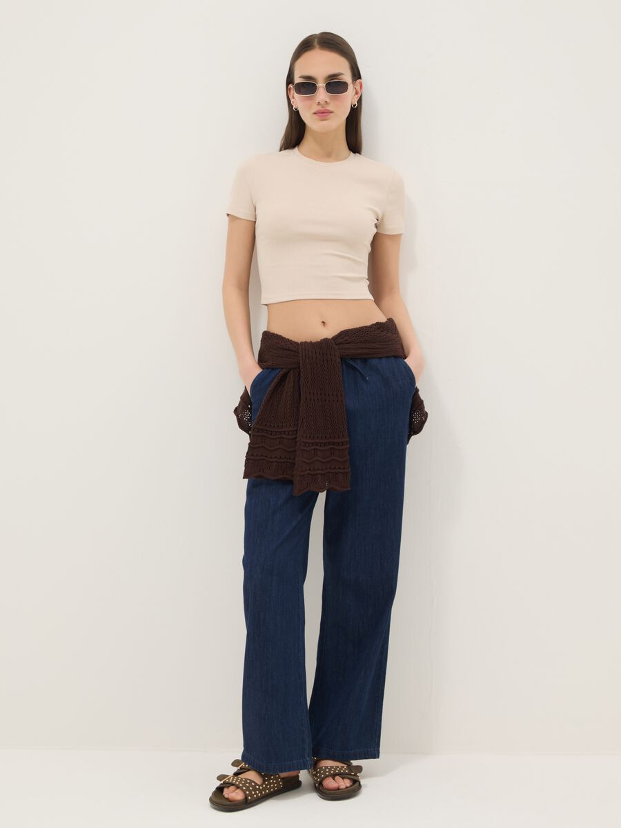 Beiges, geripptes Slim-Fit T-Shirt aus Stretch-Baumwolle_2