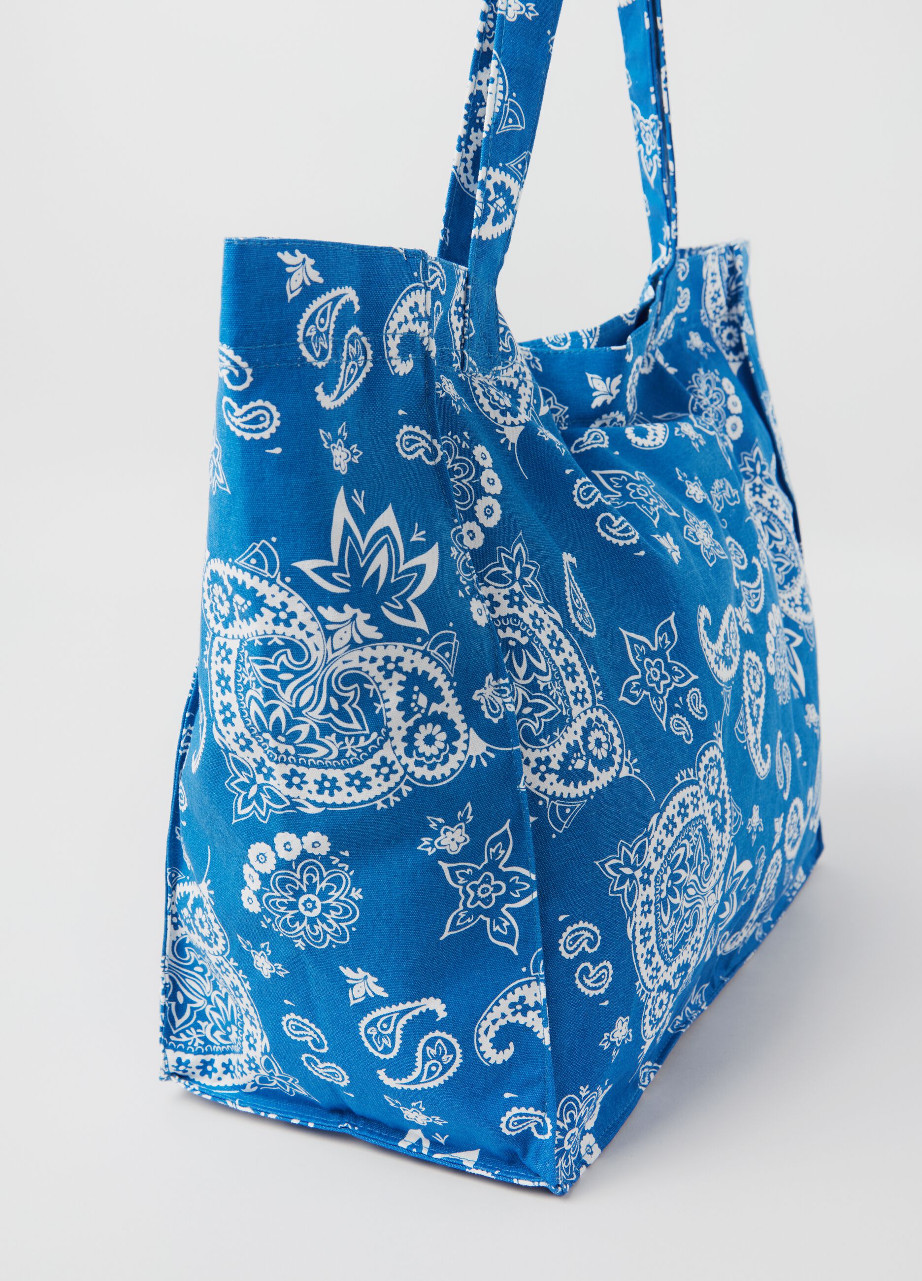 Beach bag with bandana print
