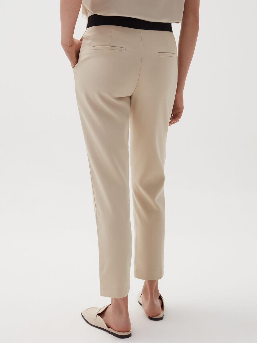 Solid colour chino trousers_2