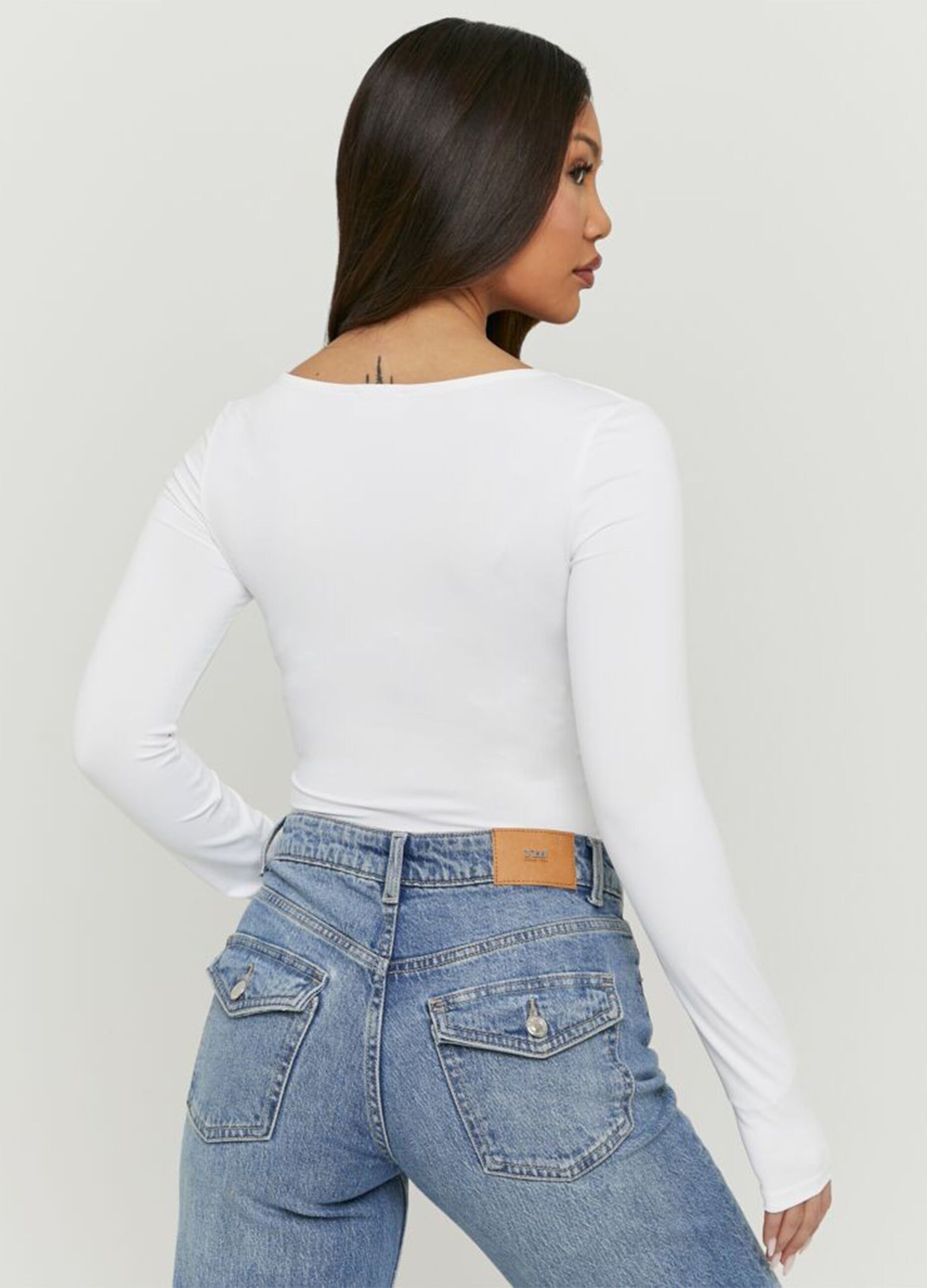 Weisses Longsleeve mit tiefem V-Ausschnitt aus reiner Baumwolle, Regular Fit