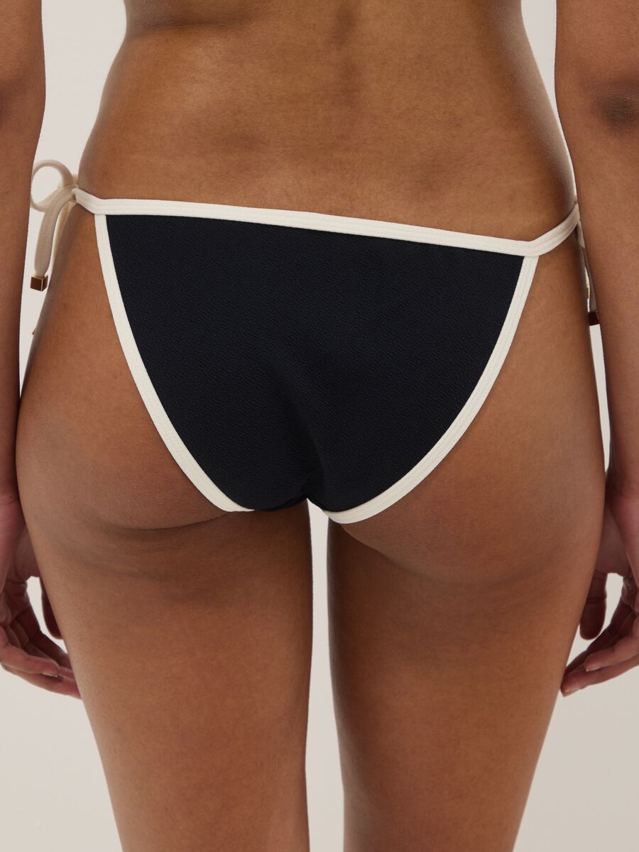 Schwarz-wei&szlig;es Bikinih&ouml;schen aus Stretchmaterial mit seitlichen B&auml;ndern_2