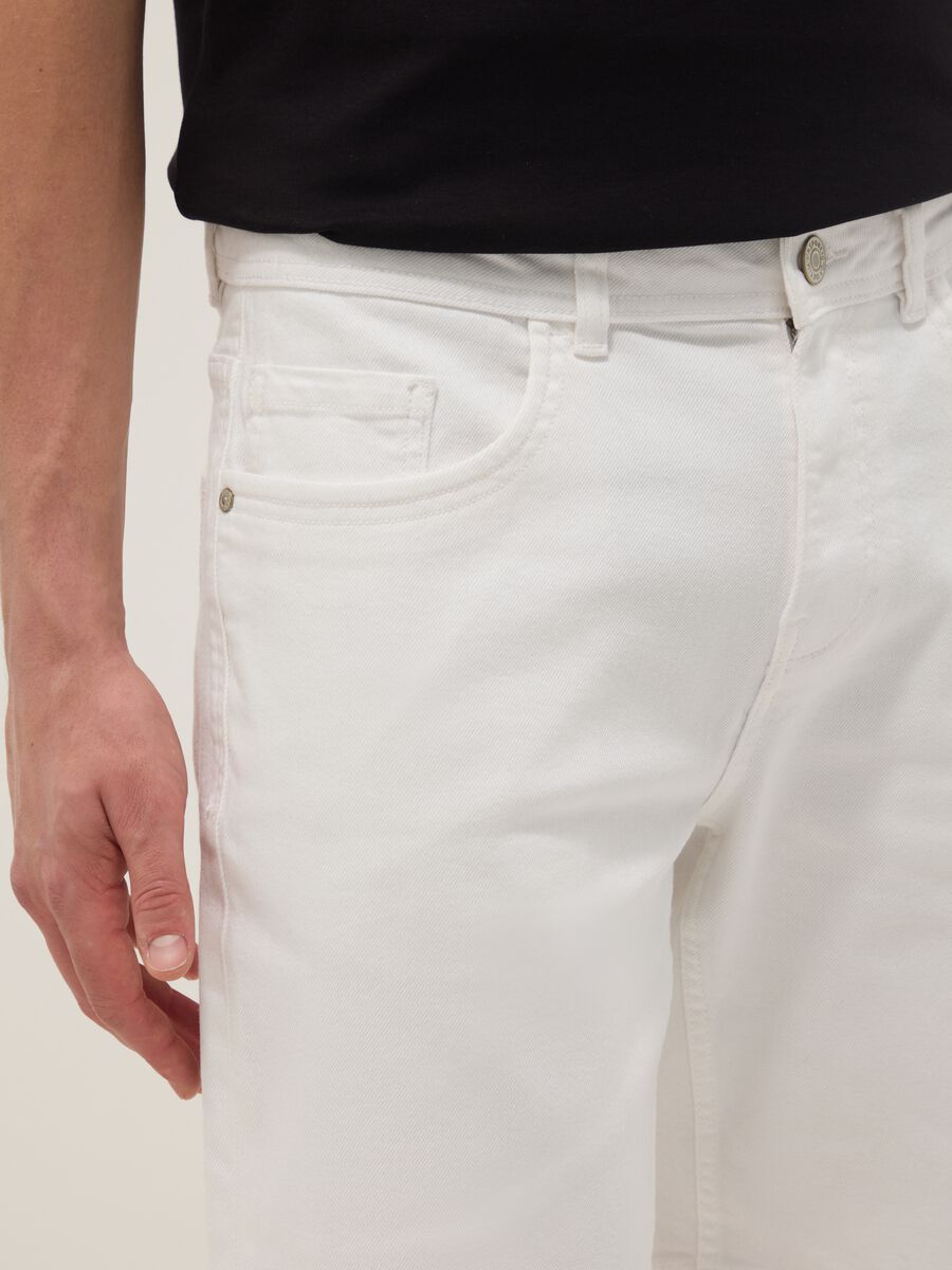 White denim Bermuda shorts in stretch cotton, regular fit_3