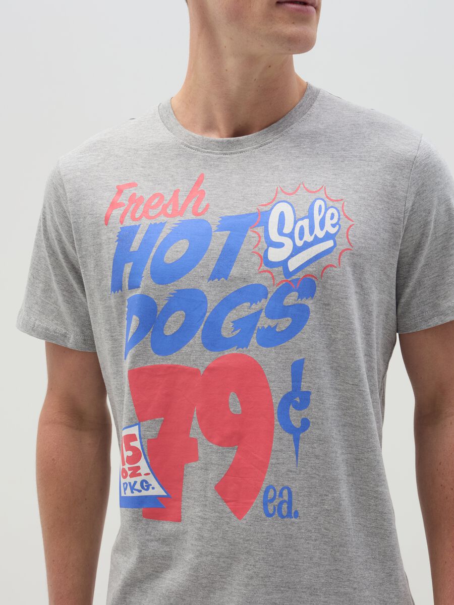 T-shirt con stampa hot dogs_1