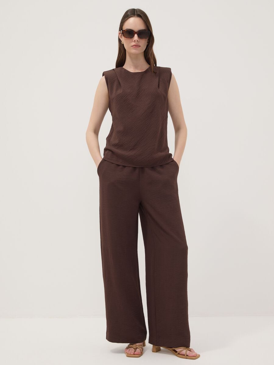 Blusa marrone smanicata con texture pliss&eacute; regular fit_2