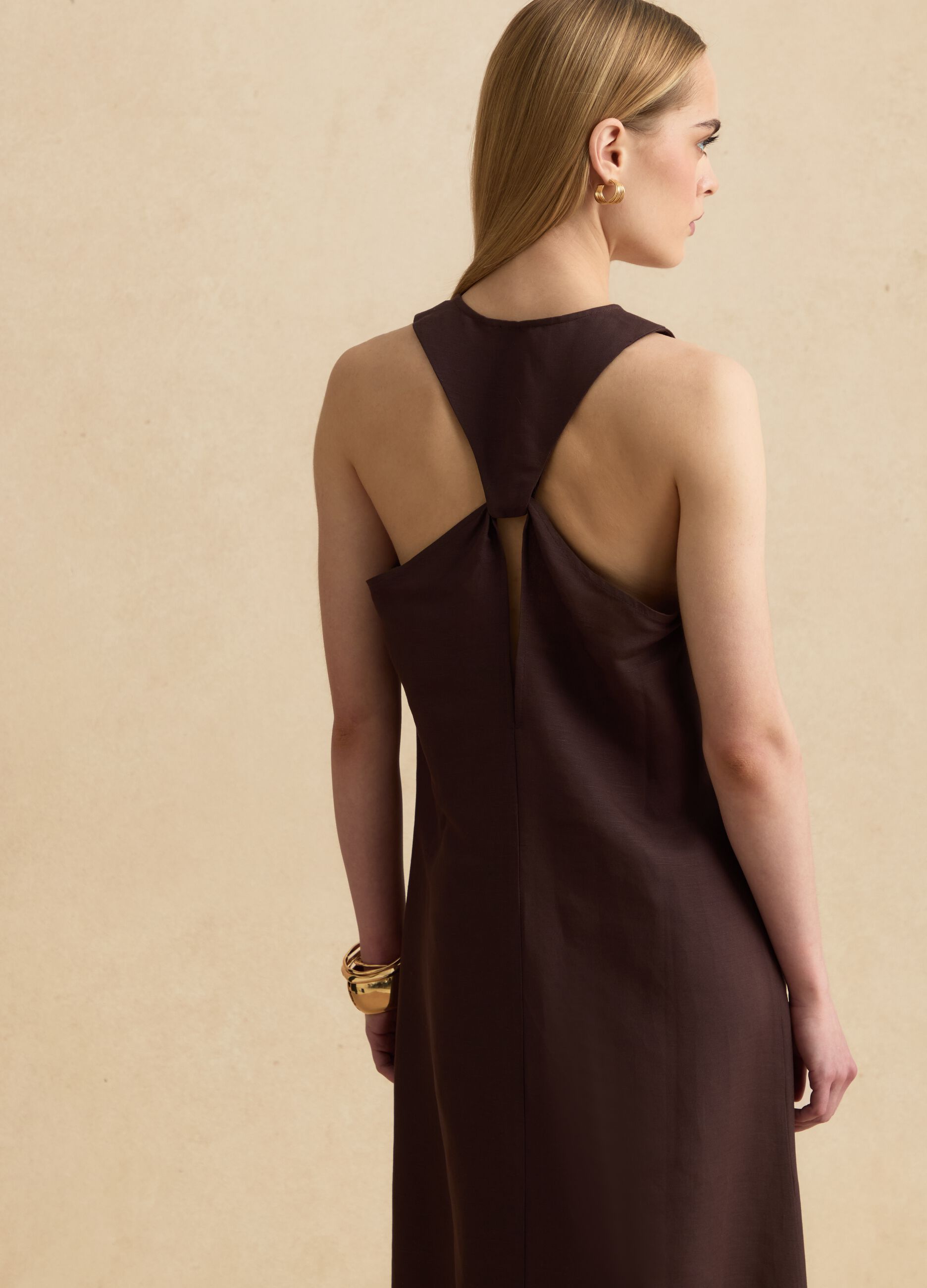 Braunes Kleid aus Leinen-Viskose-Mix mit V-Ausschnitt, Regular Fit