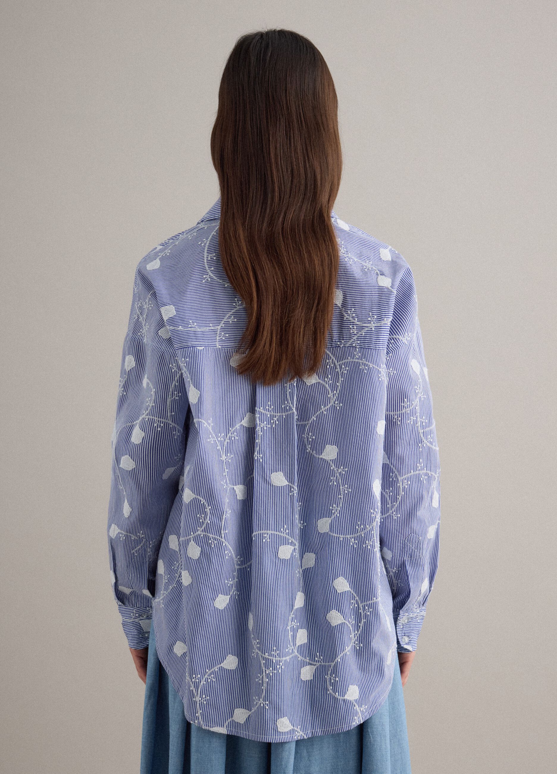 Camisa azul cielo de algod&oacute;n puro ajuste regular con motivo floral