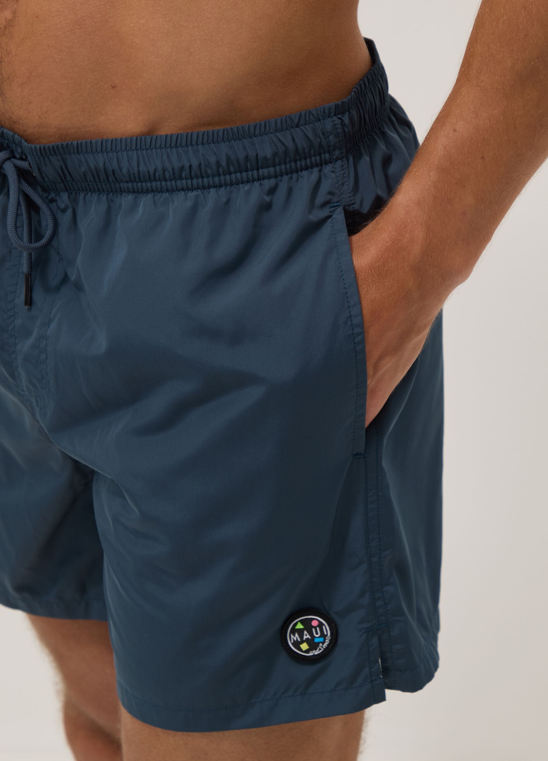 Blaue Badeshorts mit elastischem Bund und Kordelzug