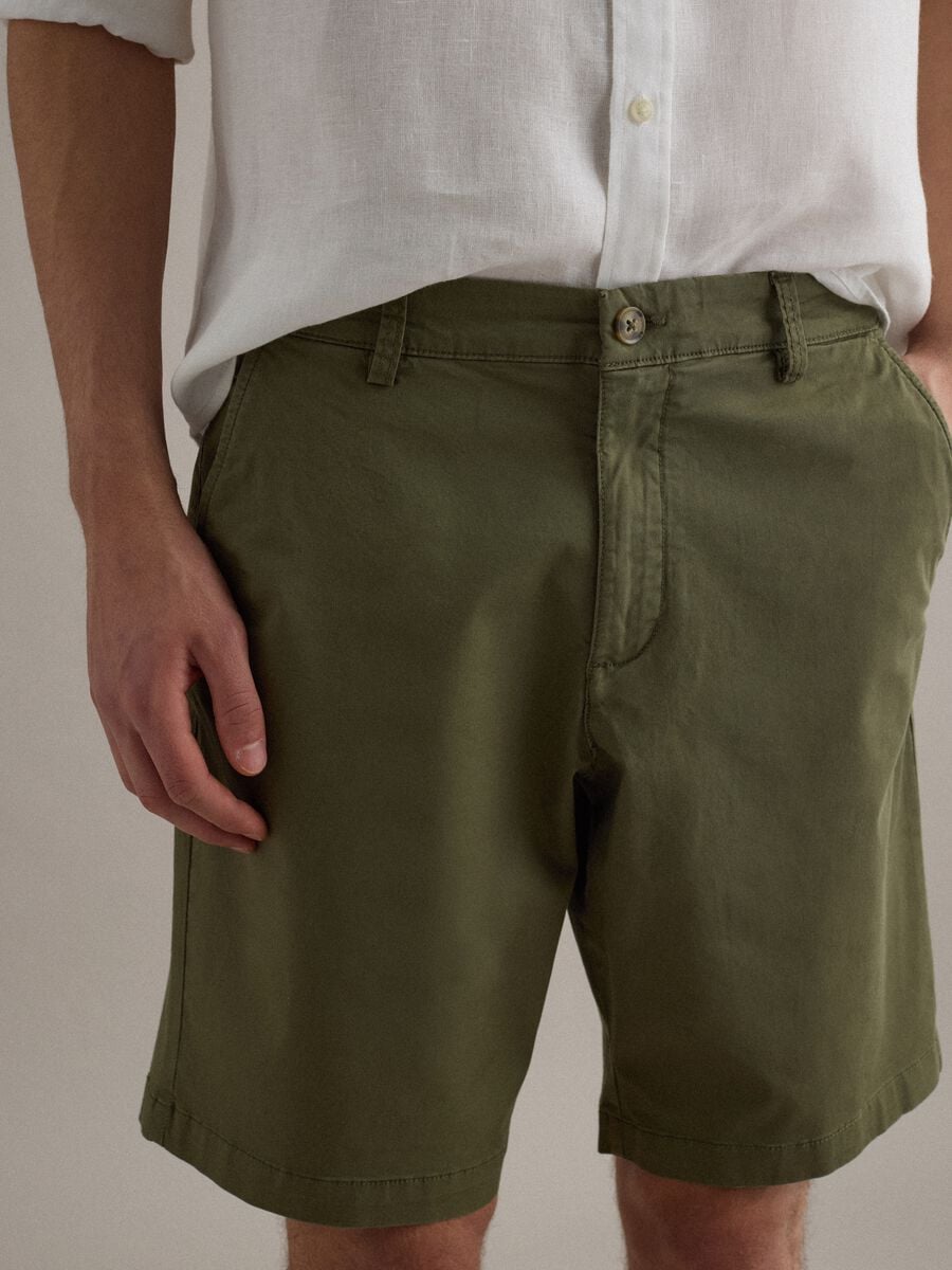 Green stretch cotton chino shorts, regular fit_4
