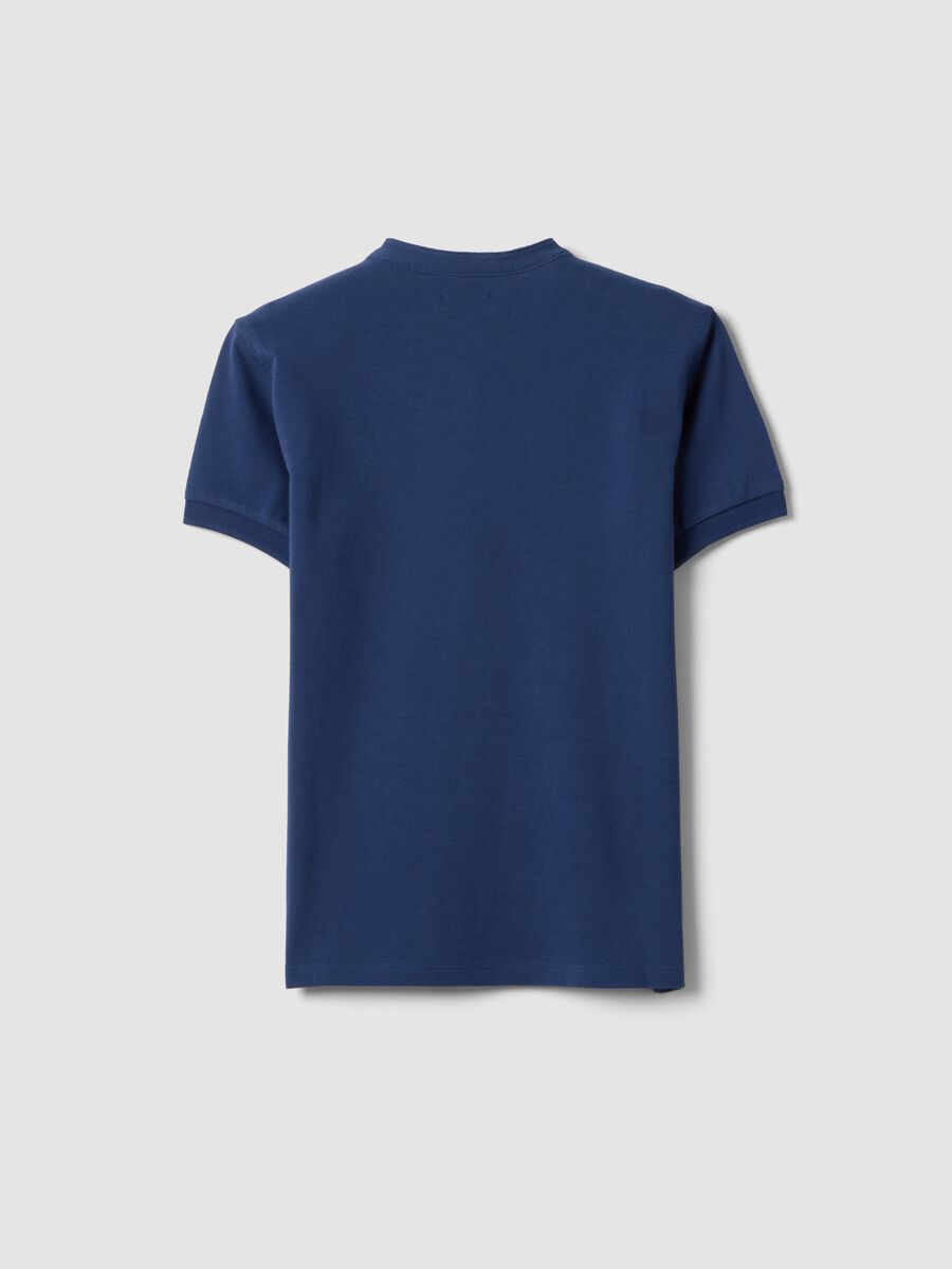 Blaues Jungen-Poloshirt aus reiner Baumwolle im Regular Fit mit Stehkragen_4