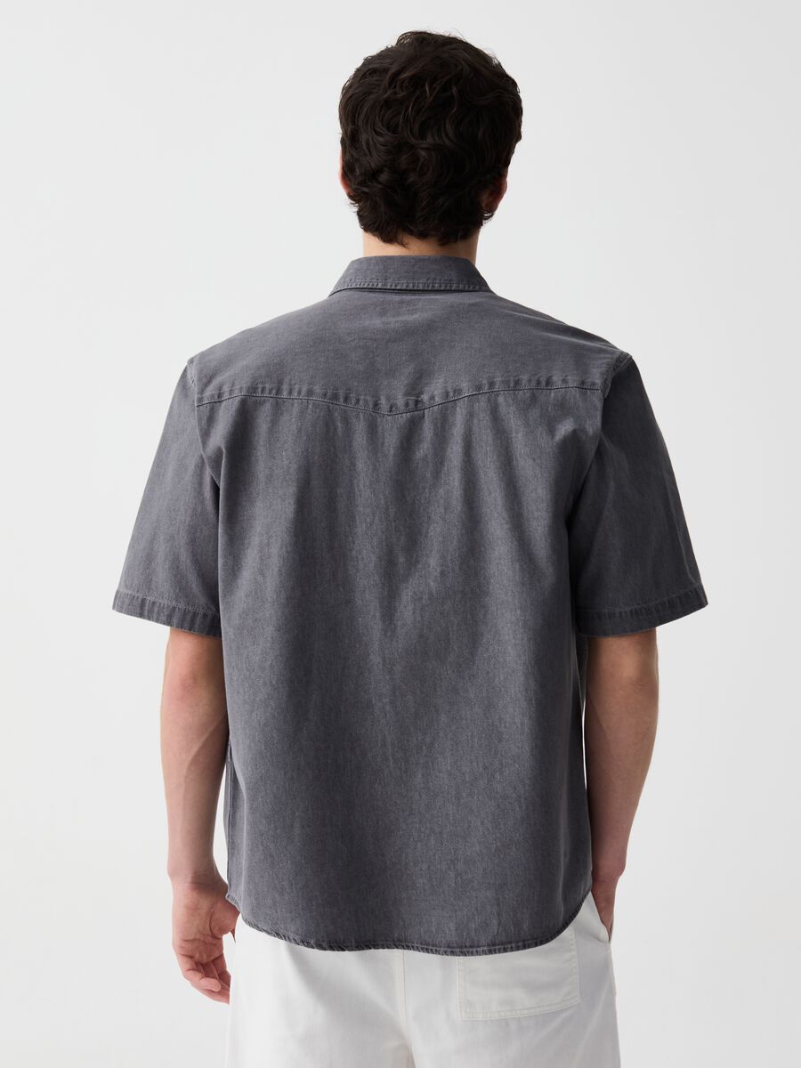 Short-sleeved shirt in denim with pockets_2