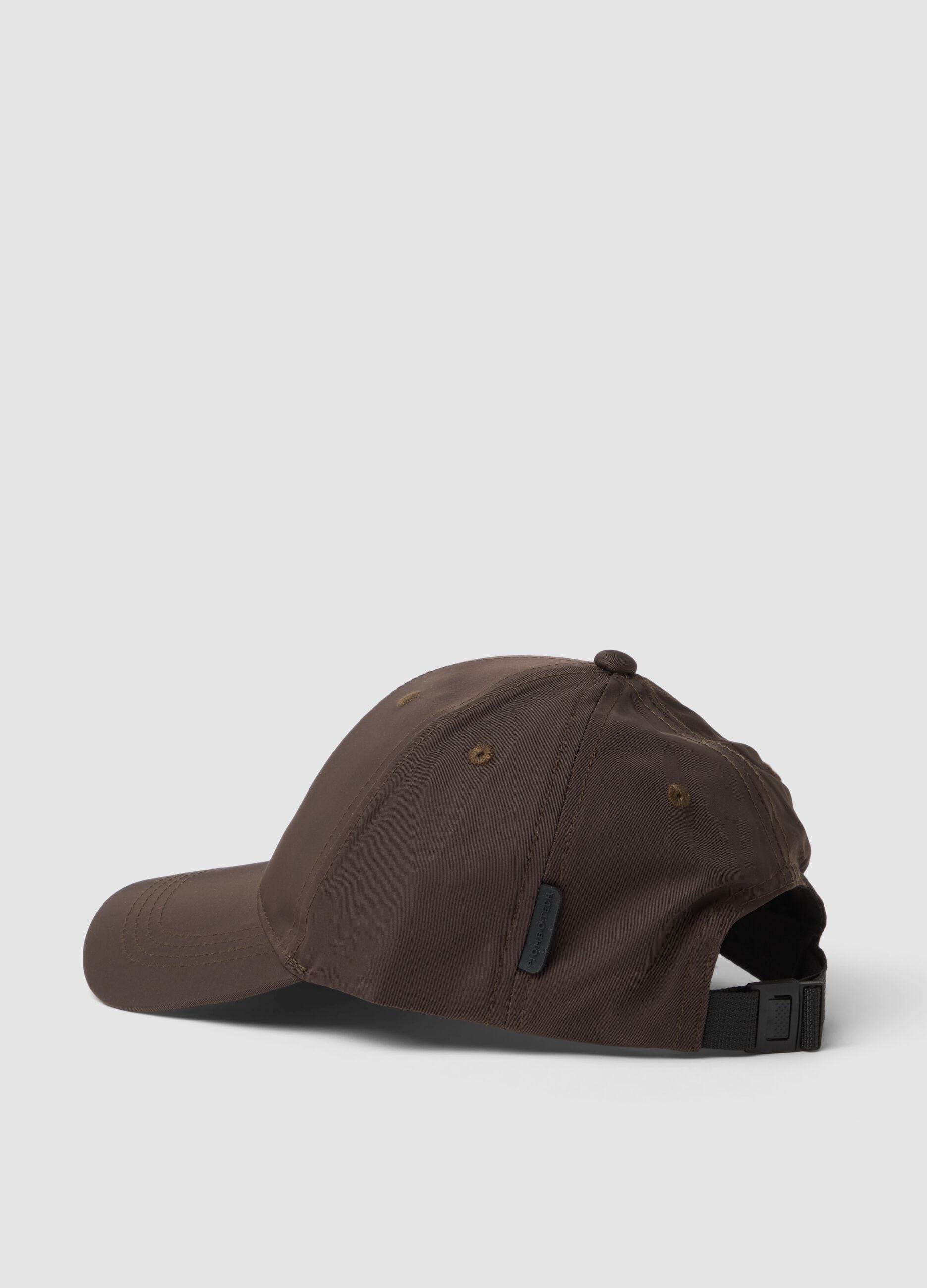 Braune Cap mit gebogenem Schirm
